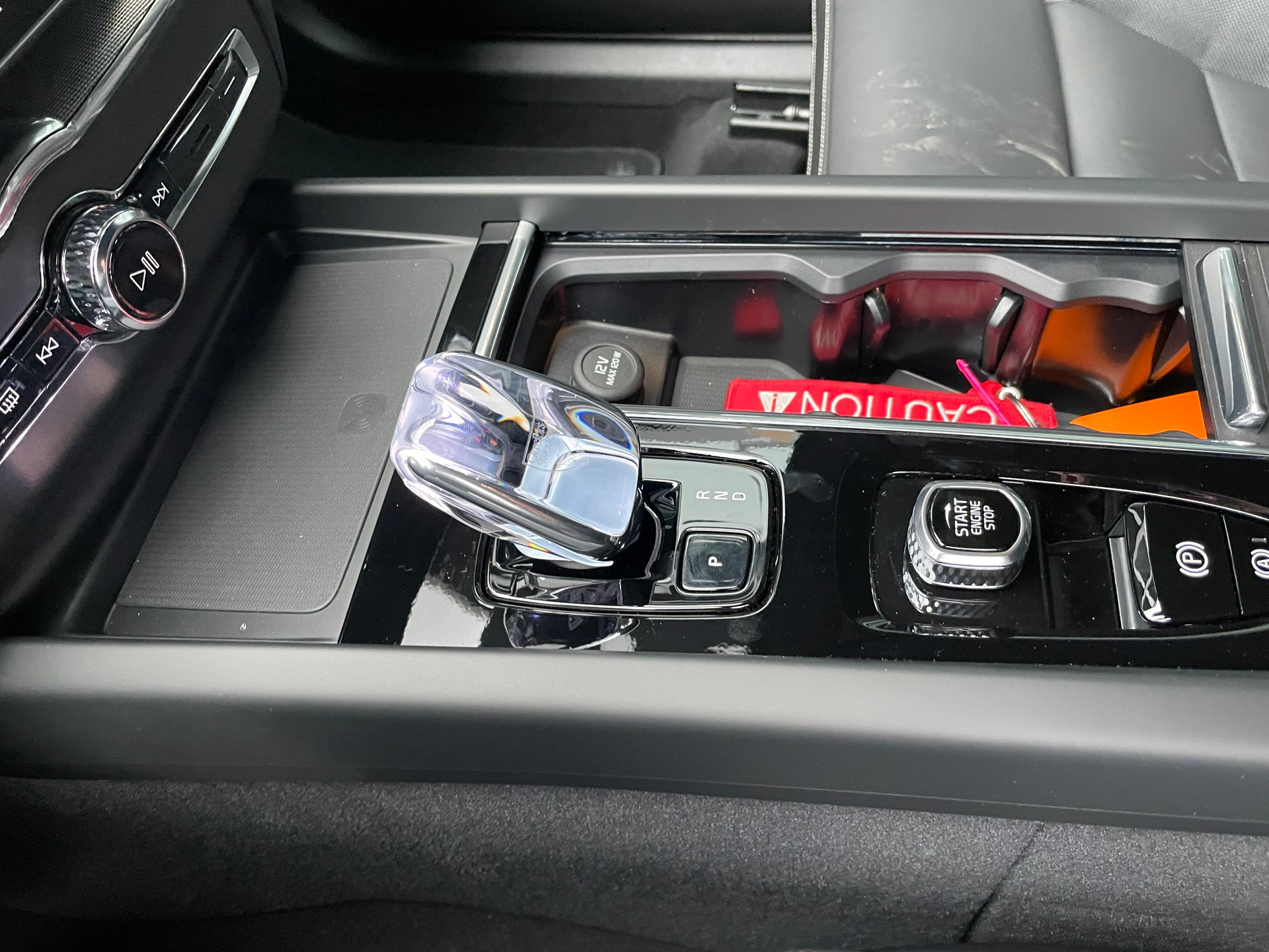 VOLVO XC60 T6 eAWD PluginHybrid Plus Black Edition Geartronic-image-20