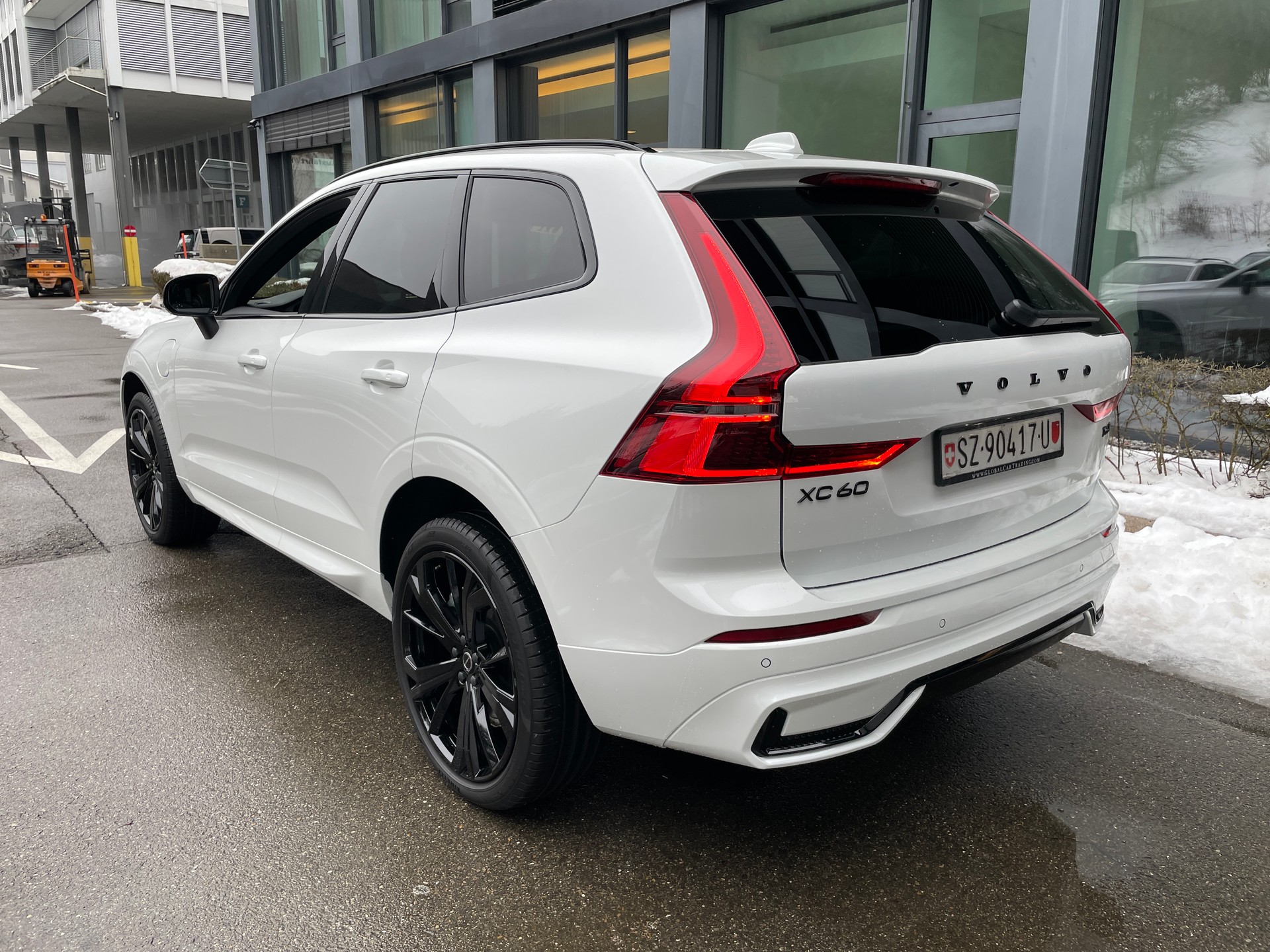 VOLVO XC60 T6 eAWD PluginHybrid Plus Black Edition Geartronic-image-6