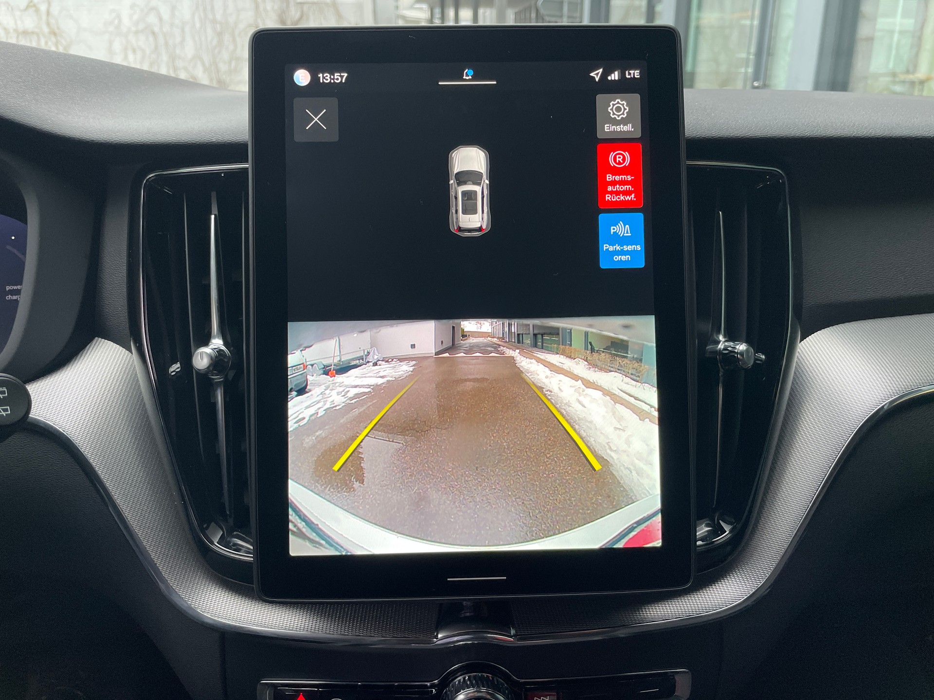 VOLVO XC60 T6 eAWD PluginHybrid Plus Black Edition Geartronic-image-19