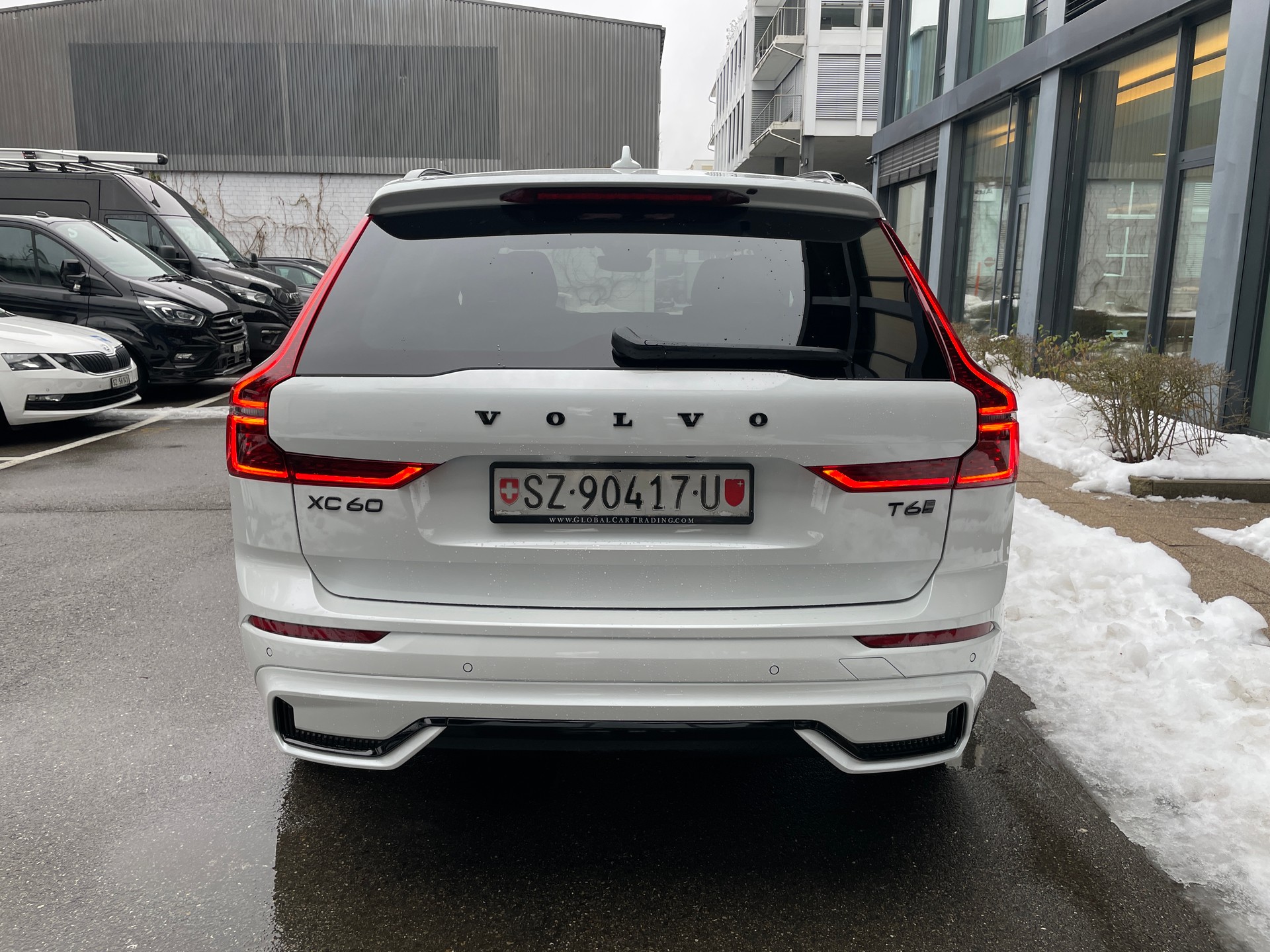 VOLVO XC60 T6 eAWD PluginHybrid Plus Black Edition Geartronic-image-4