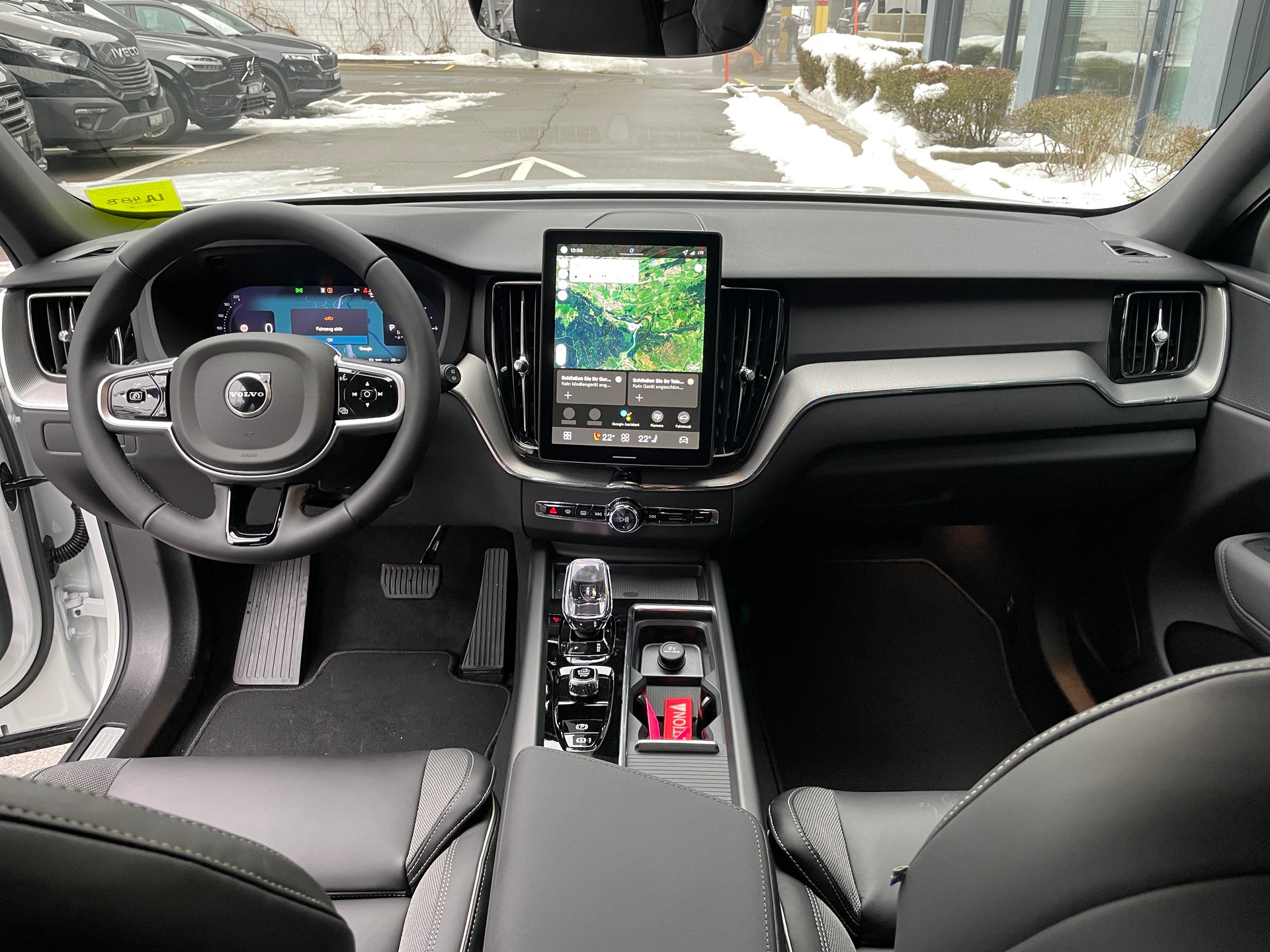 VOLVO XC60 T6 eAWD PluginHybrid Plus Black Edition Geartronic-image-17
