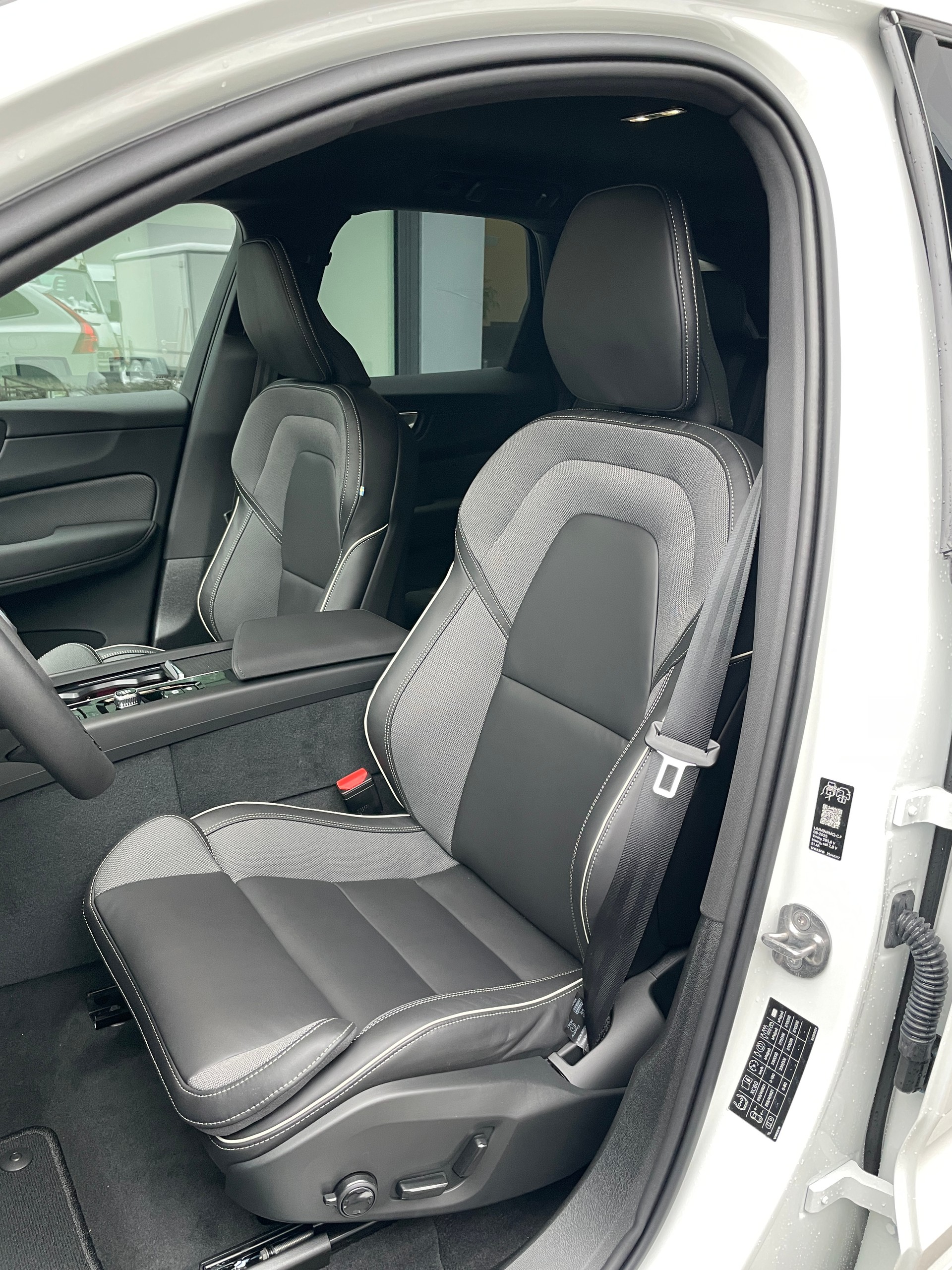 VOLVO XC60 T6 eAWD PluginHybrid Plus Black Edition Geartronic-image-11