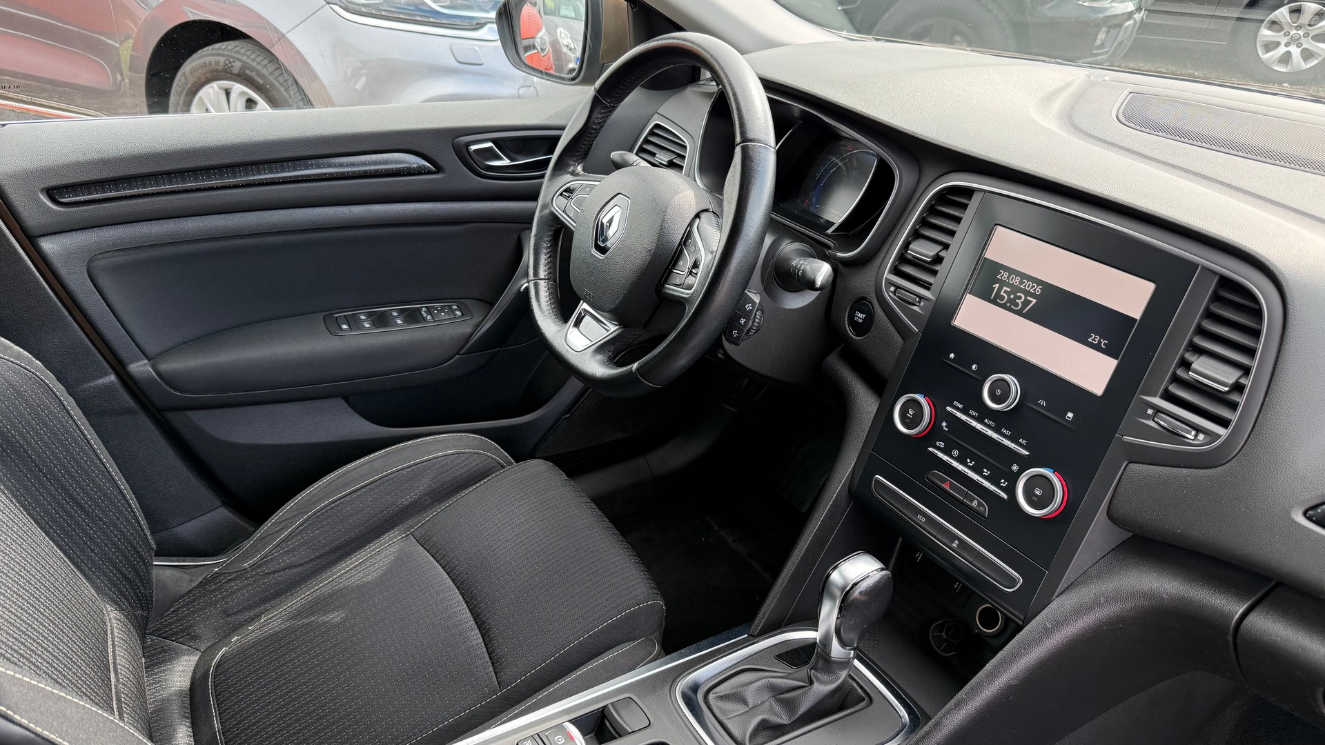 RENAULT Mégane Grandtour 1.2 16V Turbo Zen EDC-image-4
