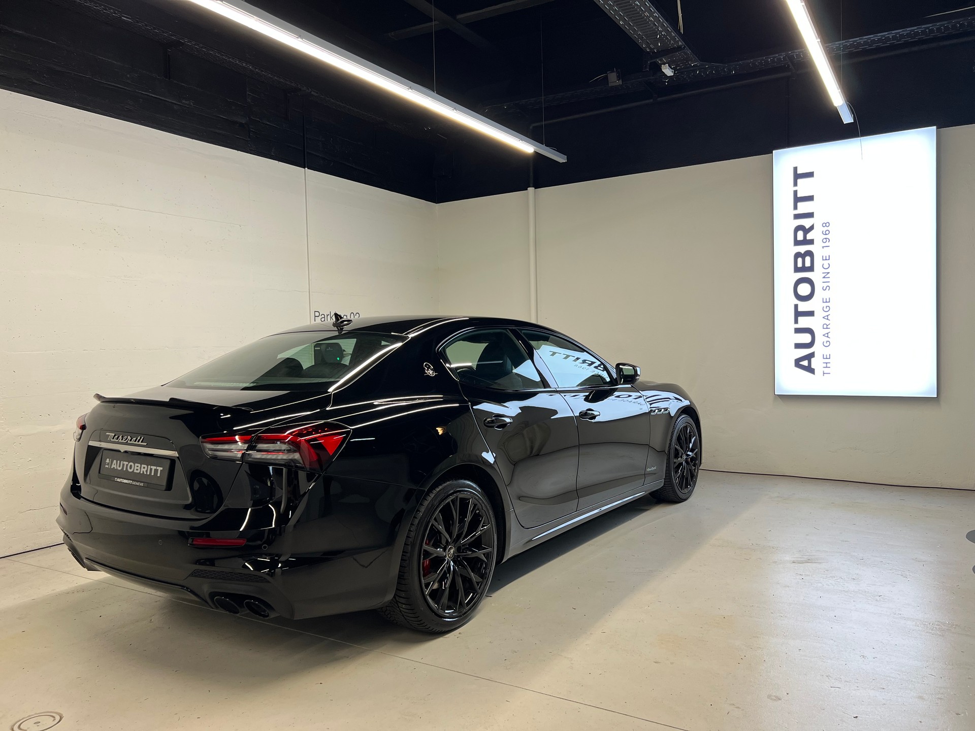 MASERATI Ghibli 3.0 V6 Modena-showroom-element-1