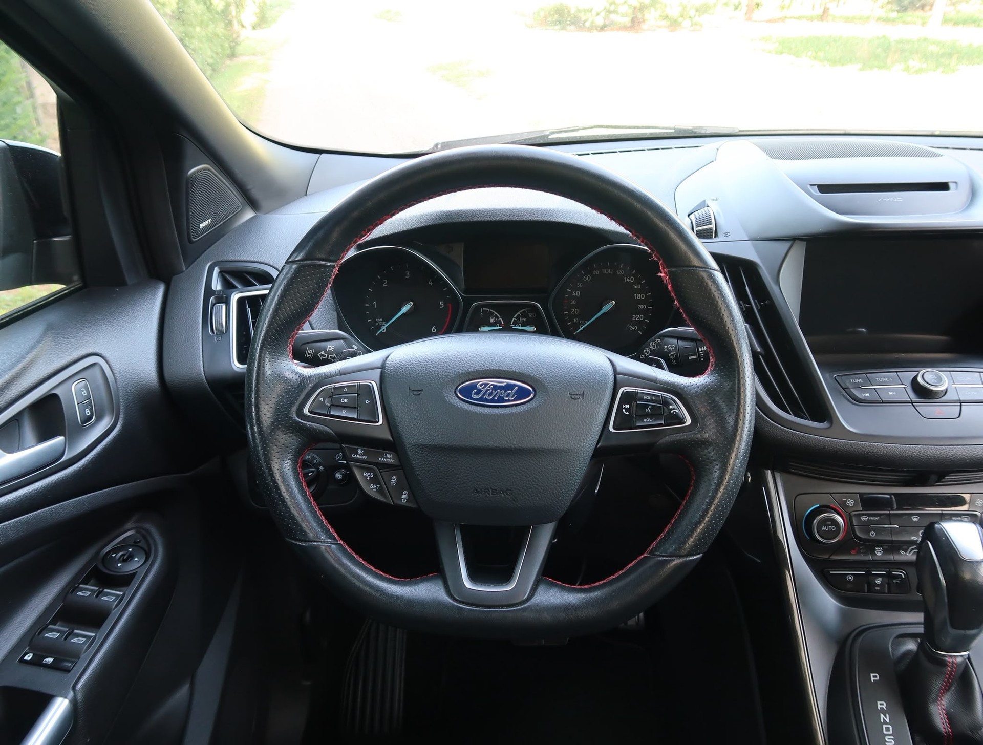 FORD Kuga 2.0 TDCi ST Line FPS 4WD PowerShift-image-12