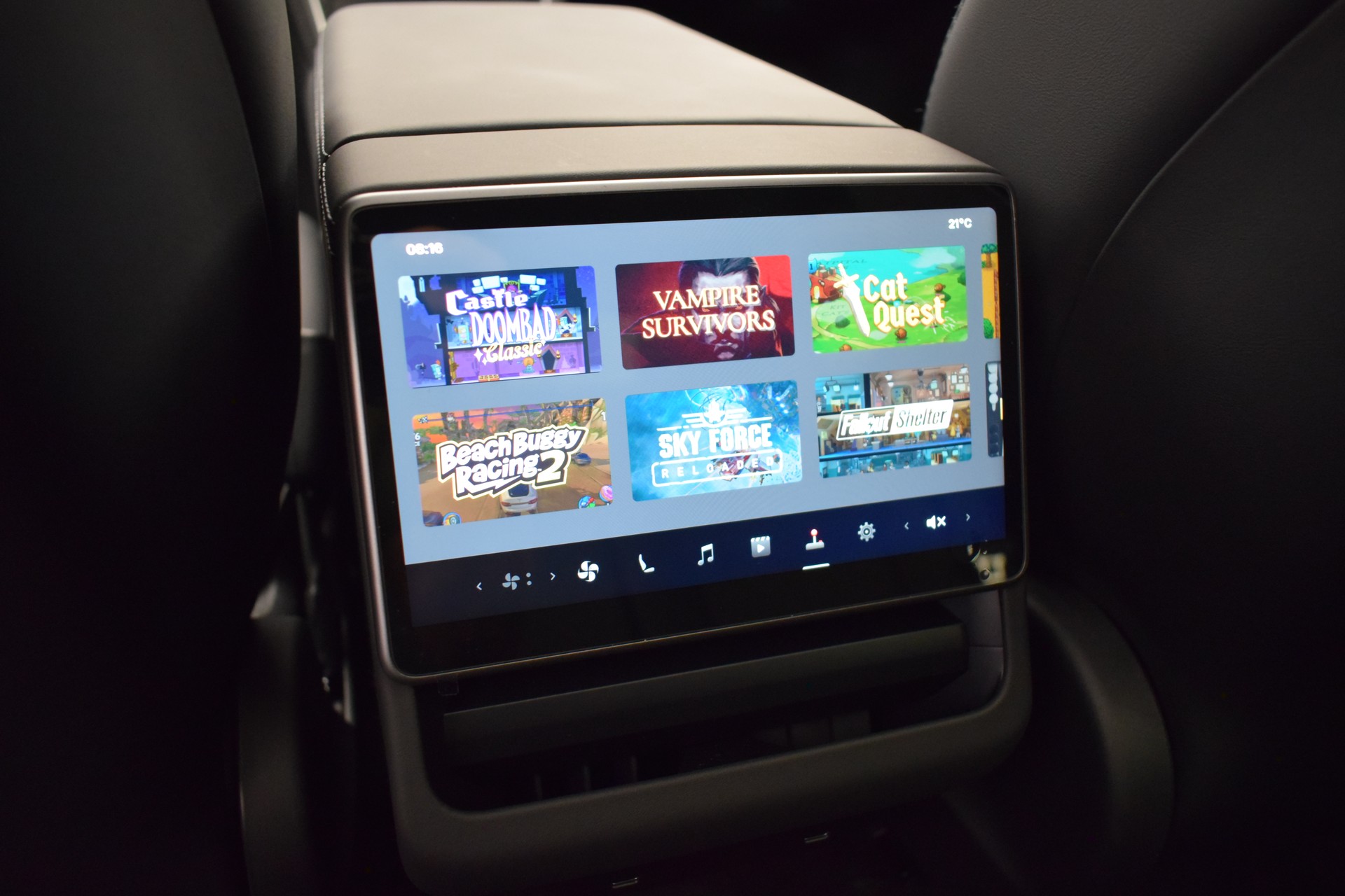 TESLA Model Y Performance AWD 626PS, AHK, CH Typenschein "stealth grey"-image-30