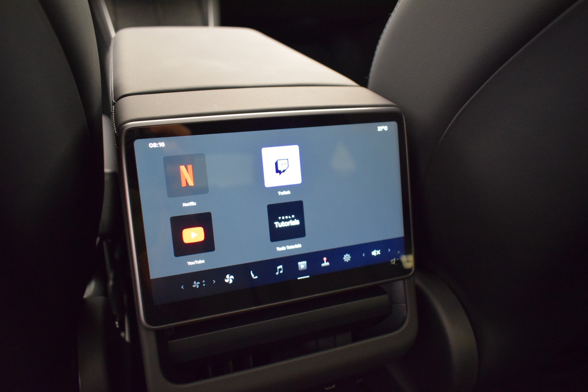 TESLA Model Y Performance AWD 626PS, AHK, CH Typenschein "stealth grey"-image-29