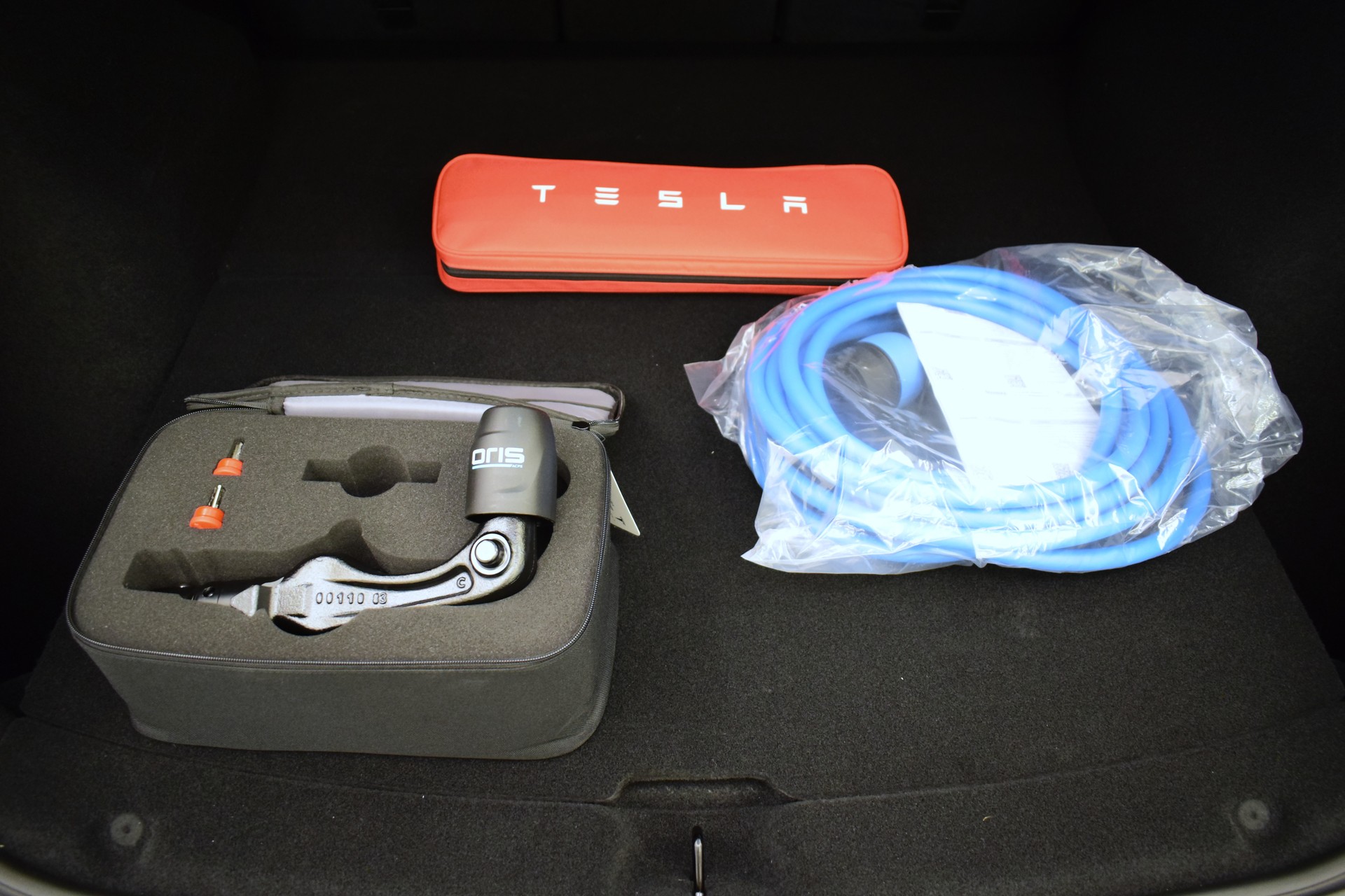 TESLA Model Y Performance AWD 626PS, AHK, CH Typenschein "stealth grey"-showroom-element-2