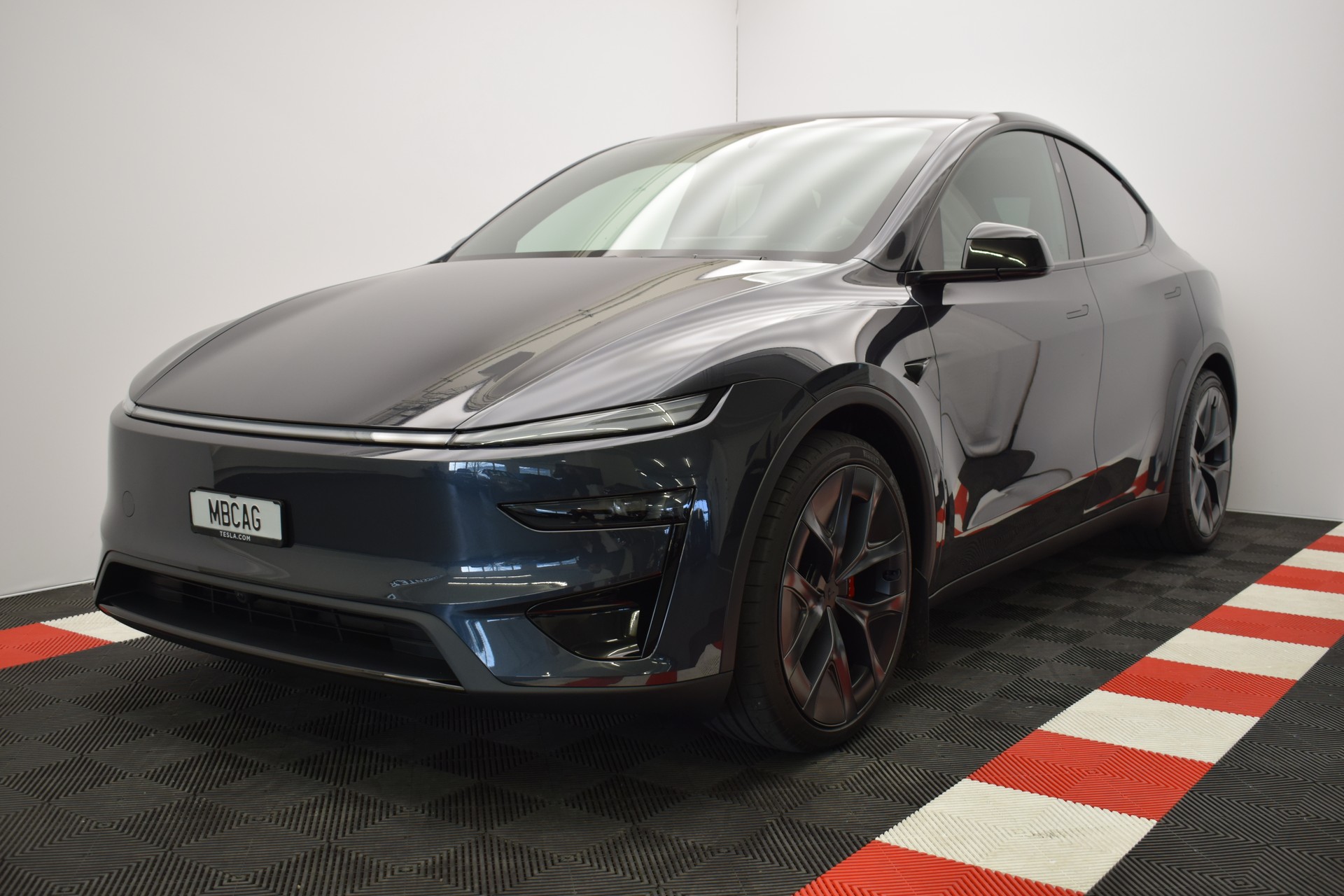 TESLA Model Y Performance AWD 626PS, AHK, CH Typenschein "stealth grey"-image-4