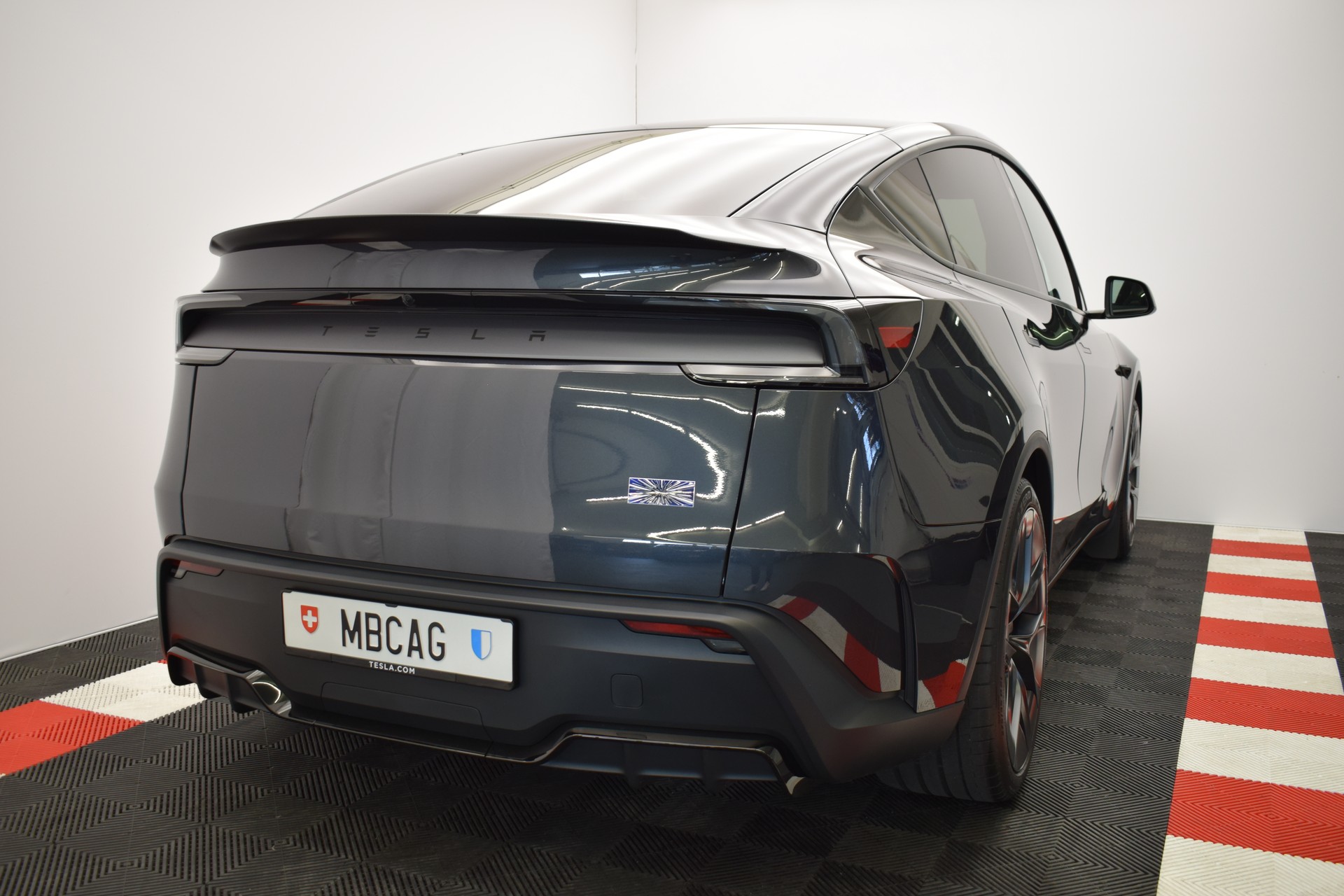 TESLA Model Y Performance AWD 626PS, AHK, CH Typenschein "stealth grey"-image-12