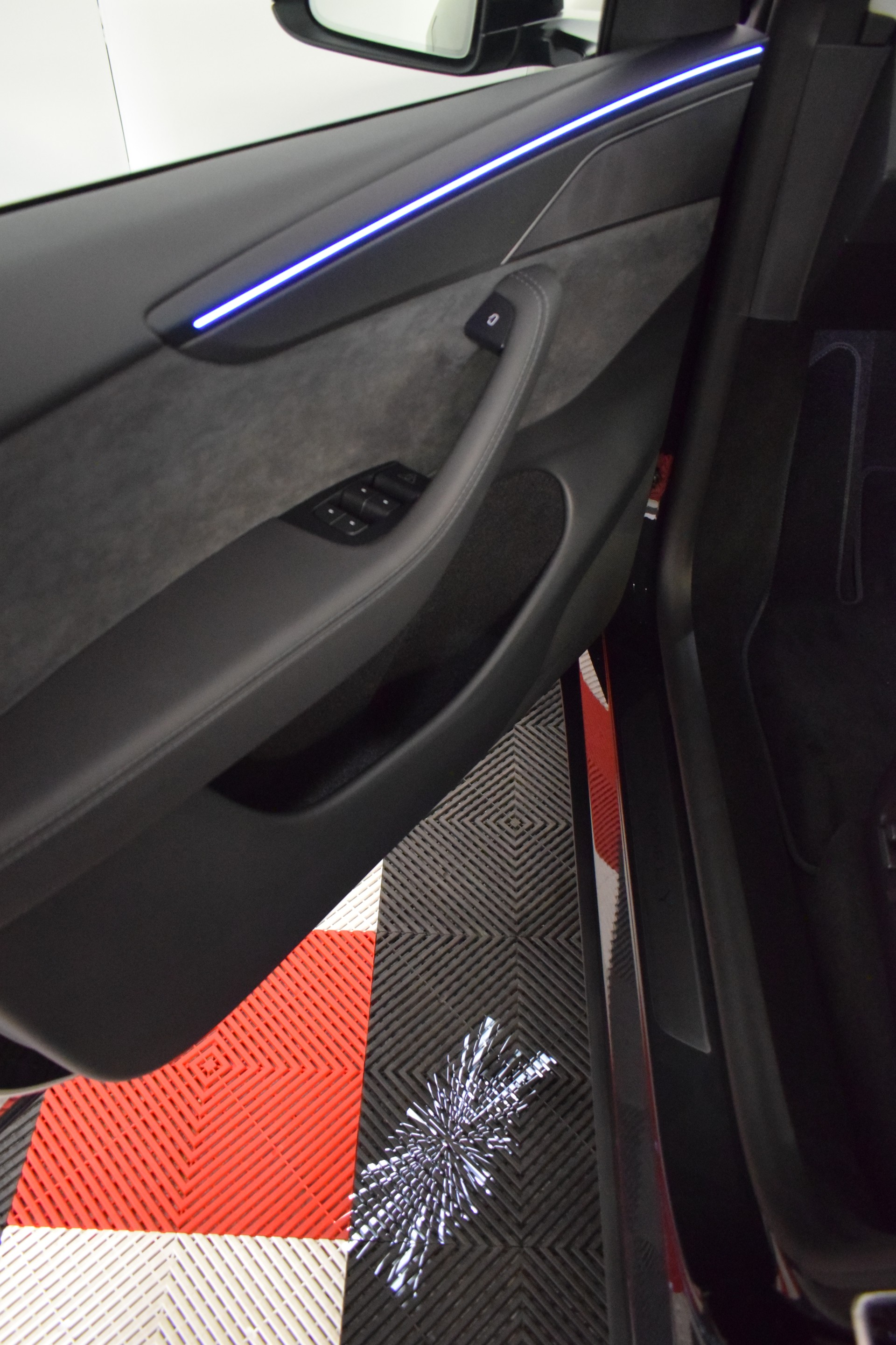 TESLA Model Y Performance AWD 626PS, AHK, CH Typenschein "stealth grey"-image-18