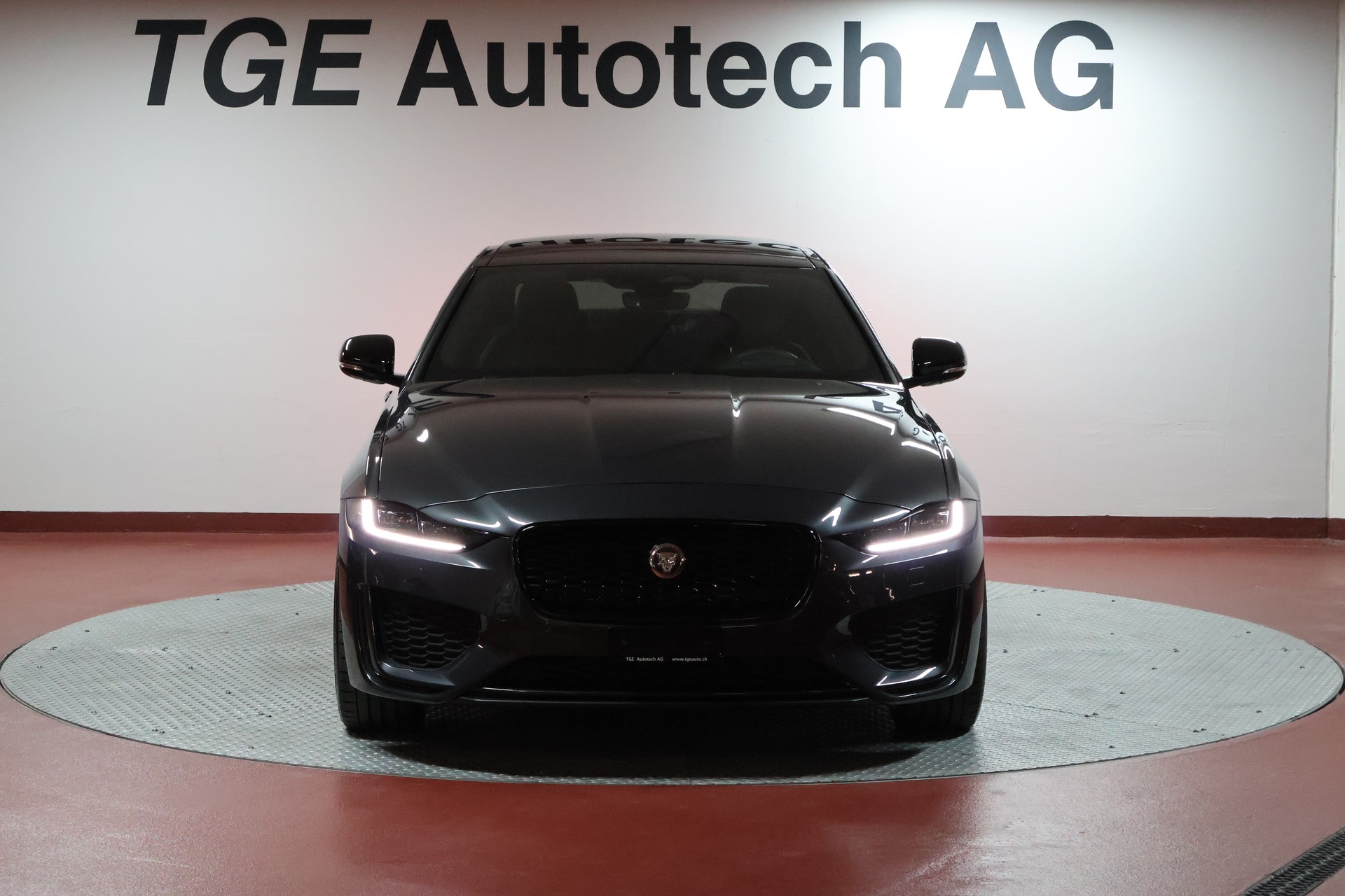 JAGUAR XE 2.0 Sport P300 AWD Automat-showroom-element-1