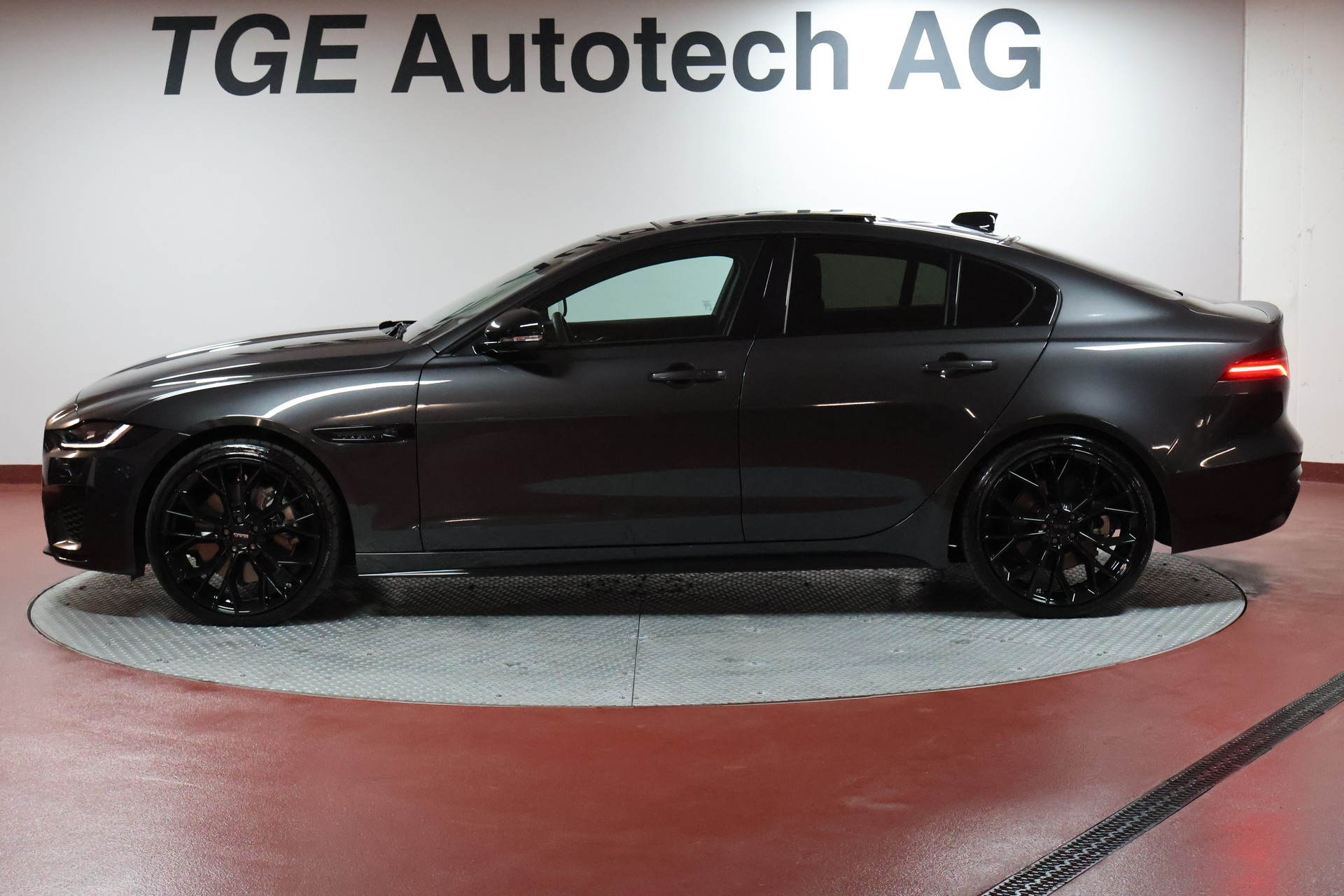 JAGUAR XE 2.0 Sport P300 AWD Automat-showroom-element-3
