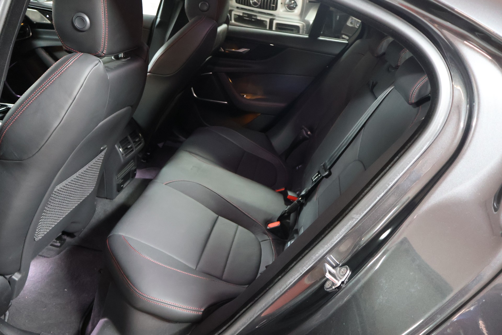 JAGUAR XE 2.0 Sport P300 AWD Automat-image-18