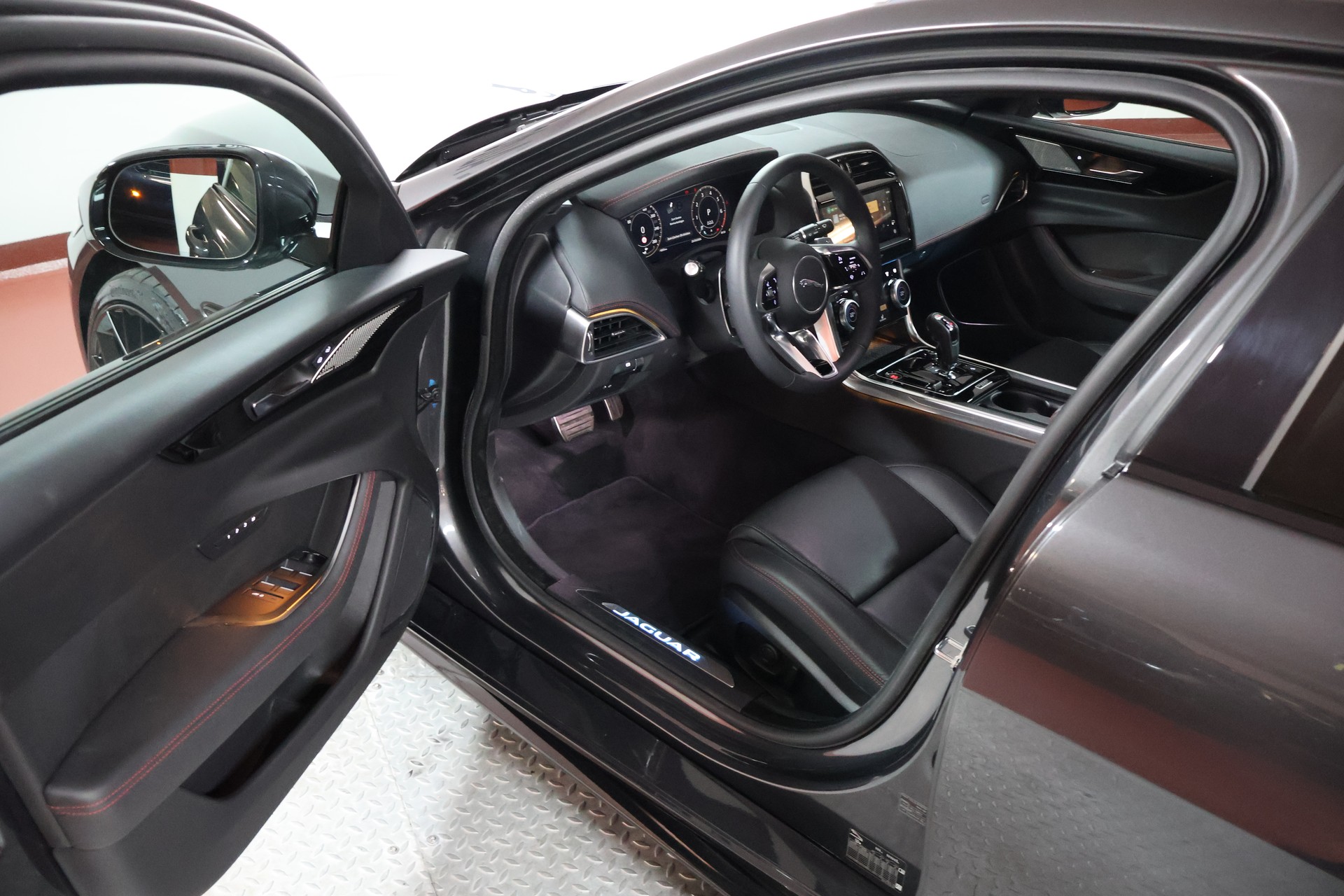 JAGUAR XE 2.0 Sport P300 AWD Automat-image-5