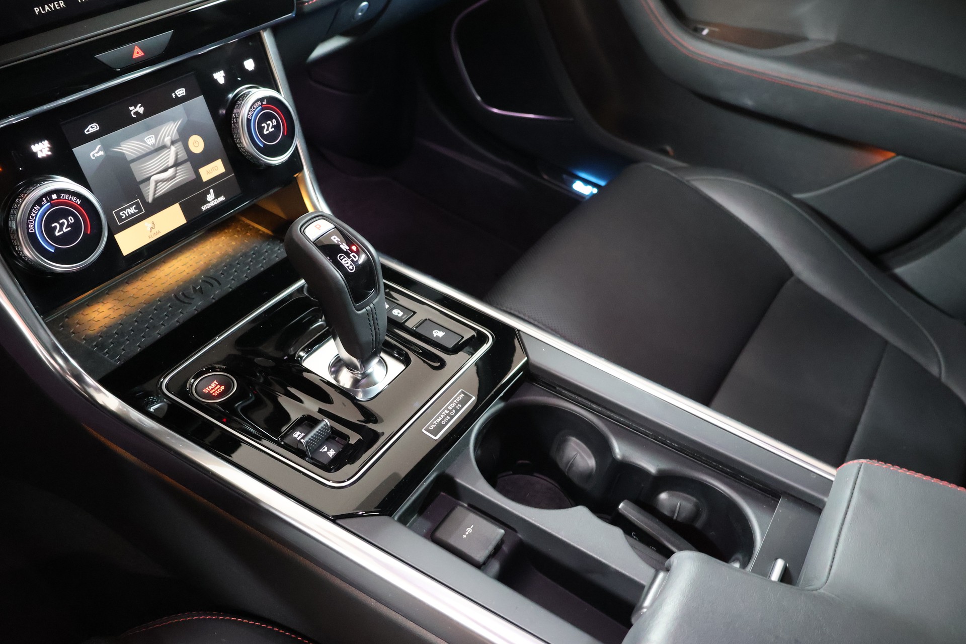 JAGUAR XE 2.0 Sport P300 AWD Automat-image-12