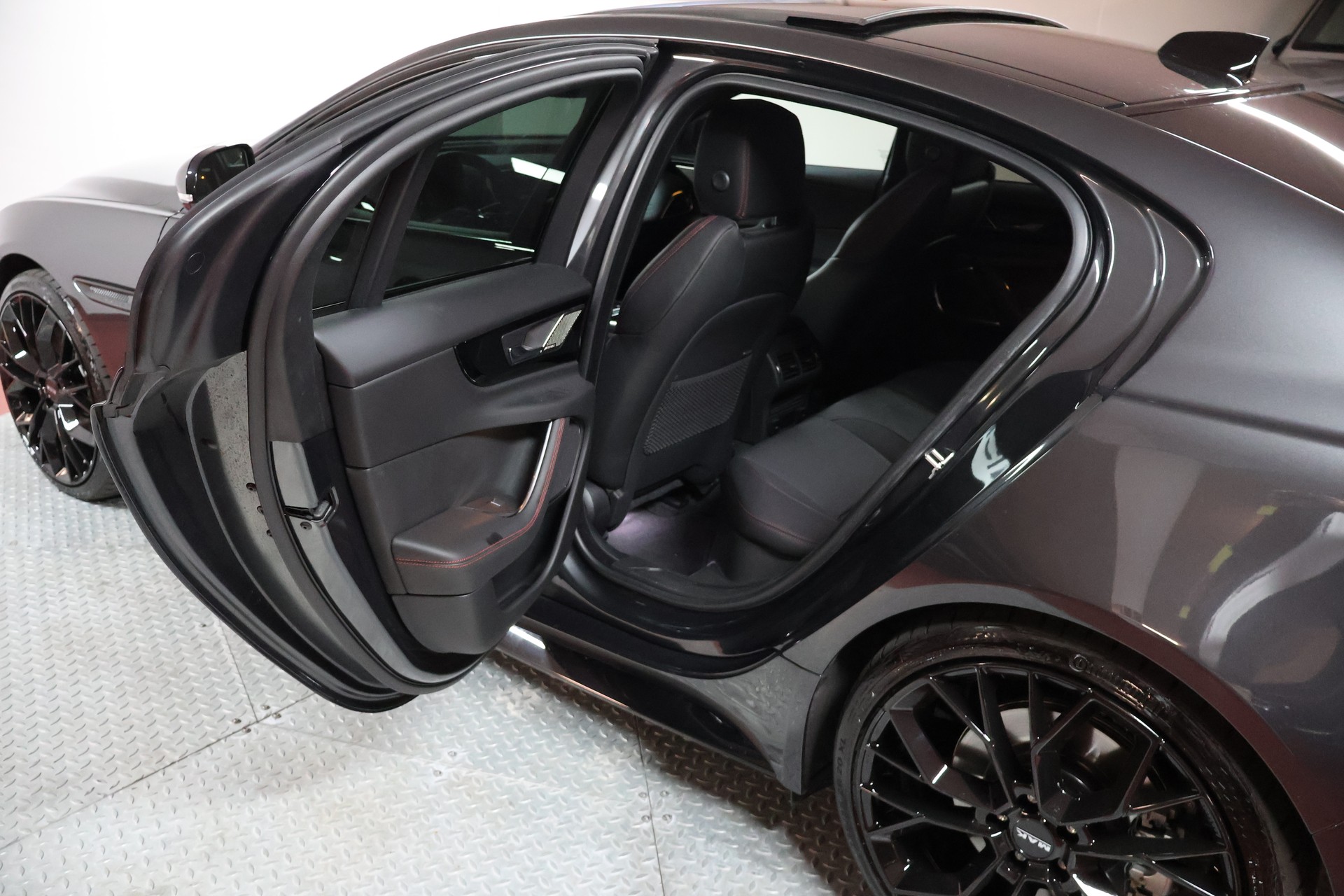 JAGUAR XE 2.0 Sport P300 AWD Automat-image-16