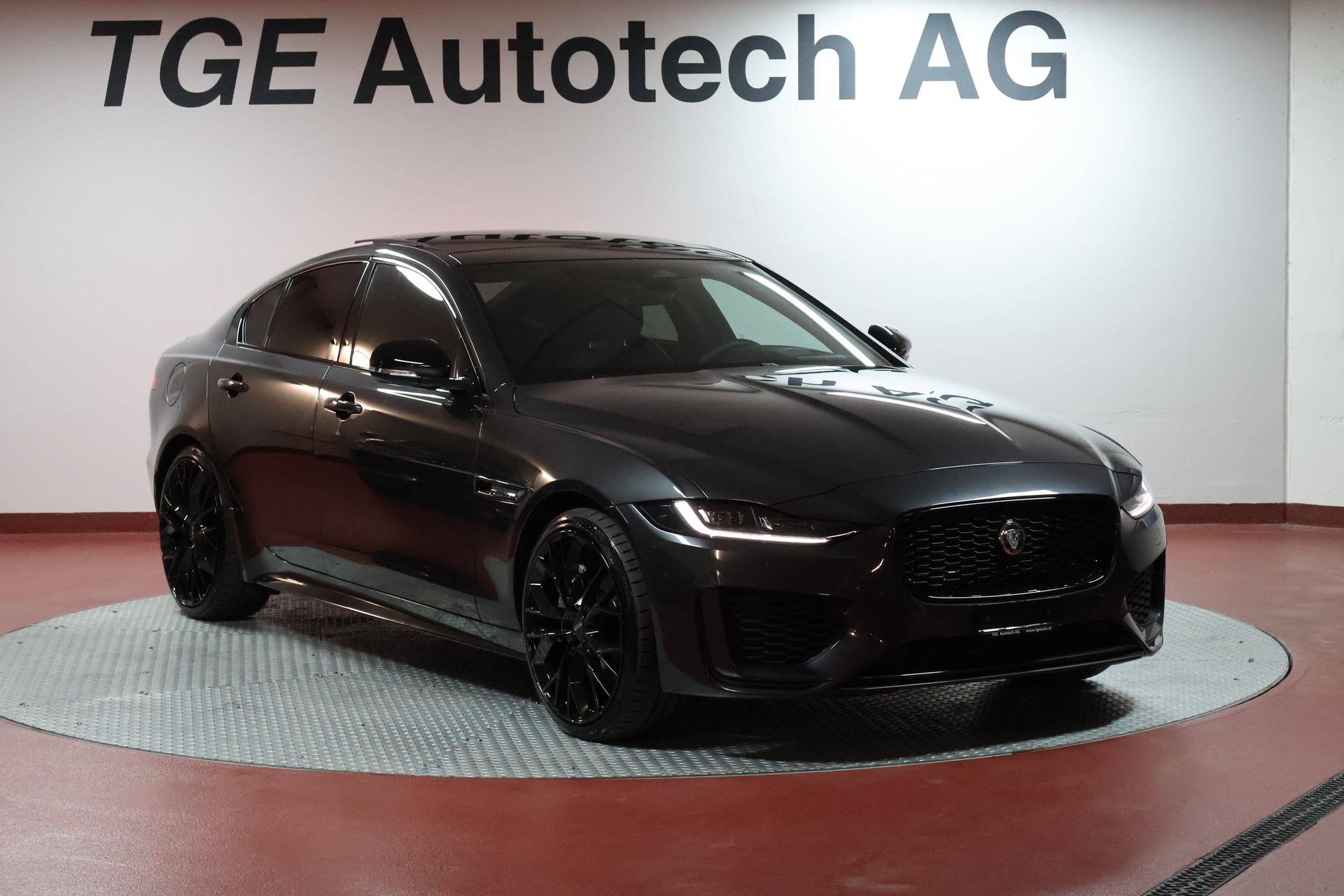 JAGUAR XE 2.0 Sport P300 AWD Automat-showroom-element-2
