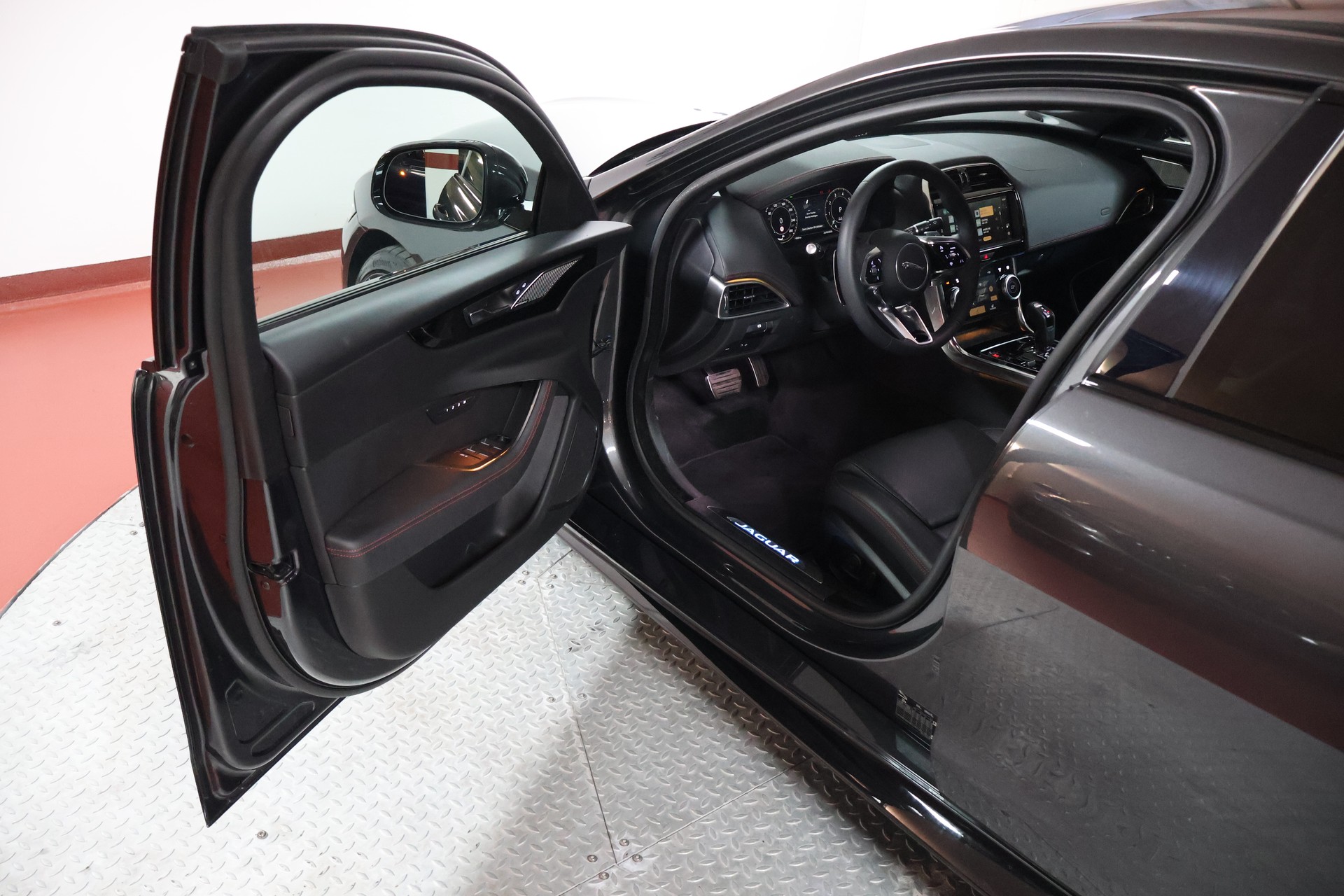 JAGUAR XE 2.0 Sport P300 AWD Automat-image-4