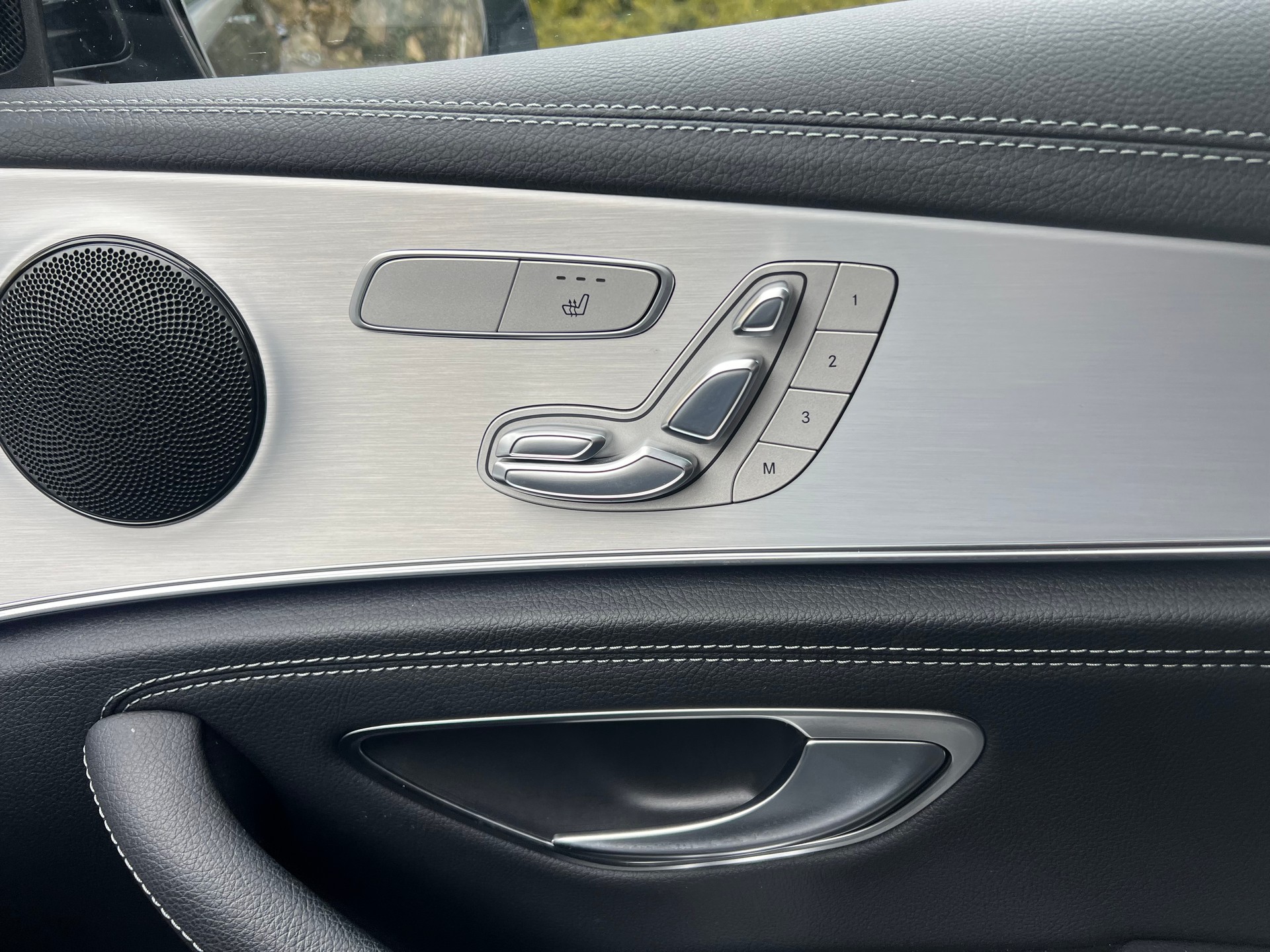 MERCEDES-BENZ E 300 e 4Matic AMG Line 9G-Tronic-image-12