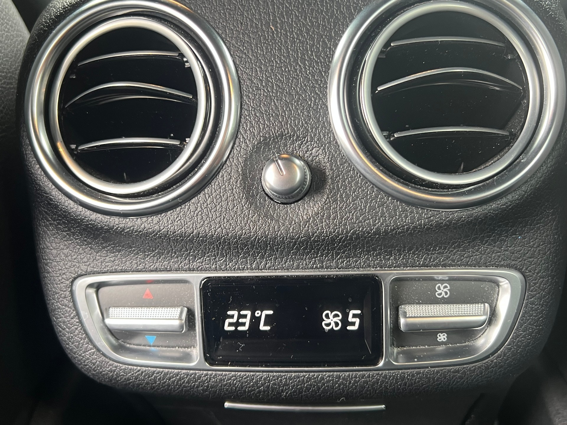 MERCEDES-BENZ E 300 e 4Matic AMG Line 9G-Tronic-image-14