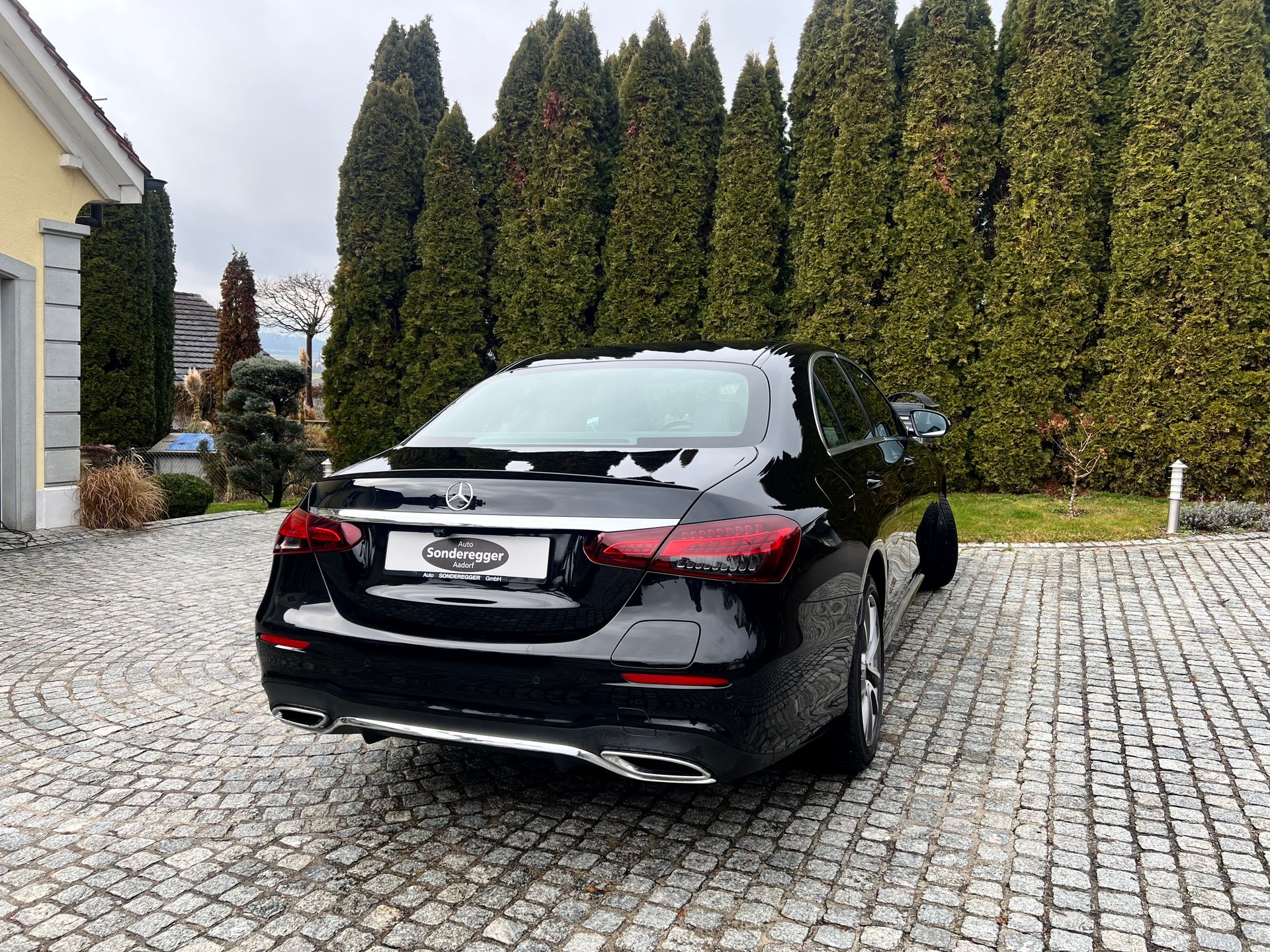 MERCEDES-BENZ E 300 e 4Matic AMG Line 9G-Tronic-image-6