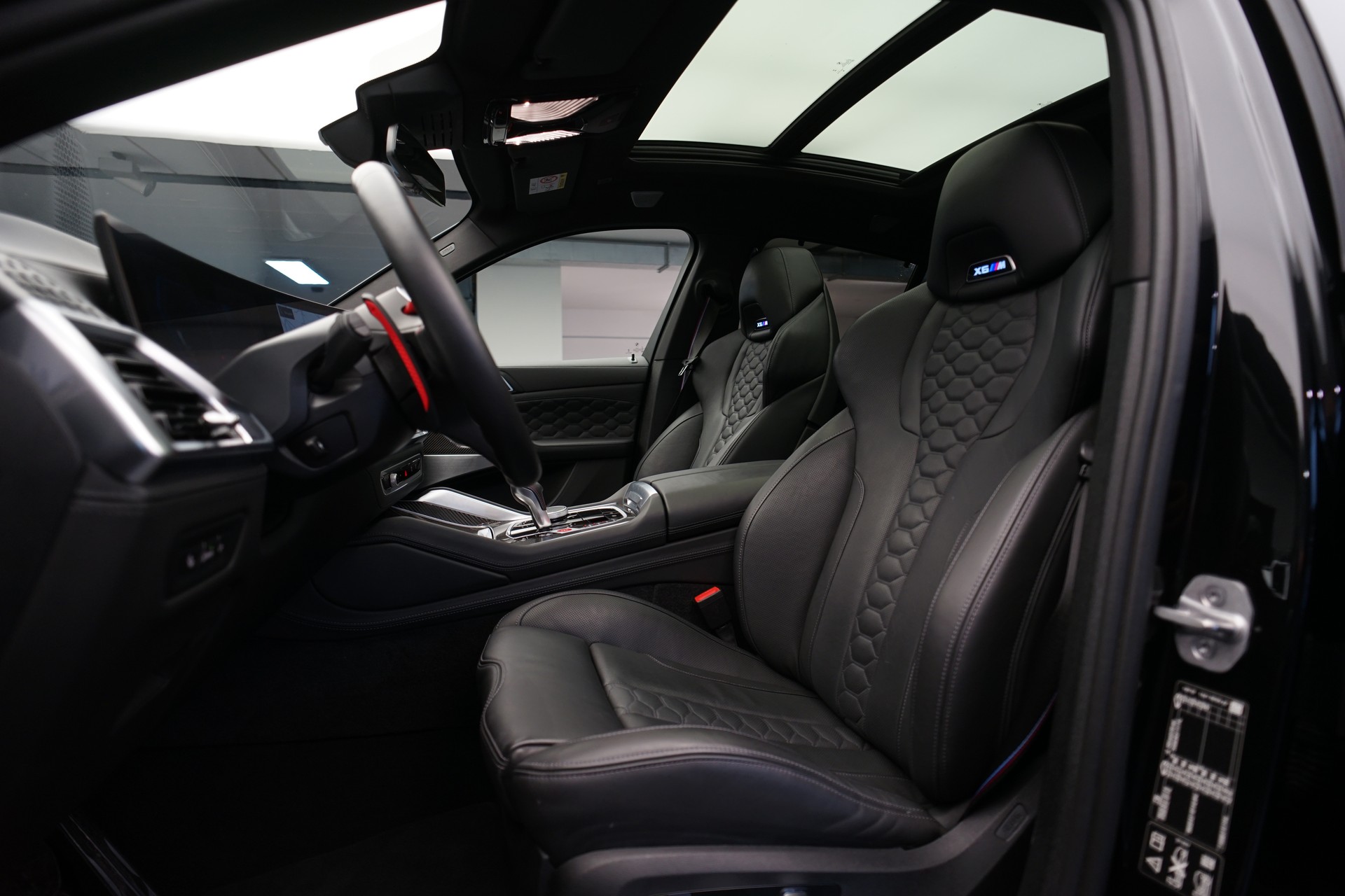 BMW X6M Steptronic M Competition *CH-Fahrzeug* *Carbon* *B&W*-image-16