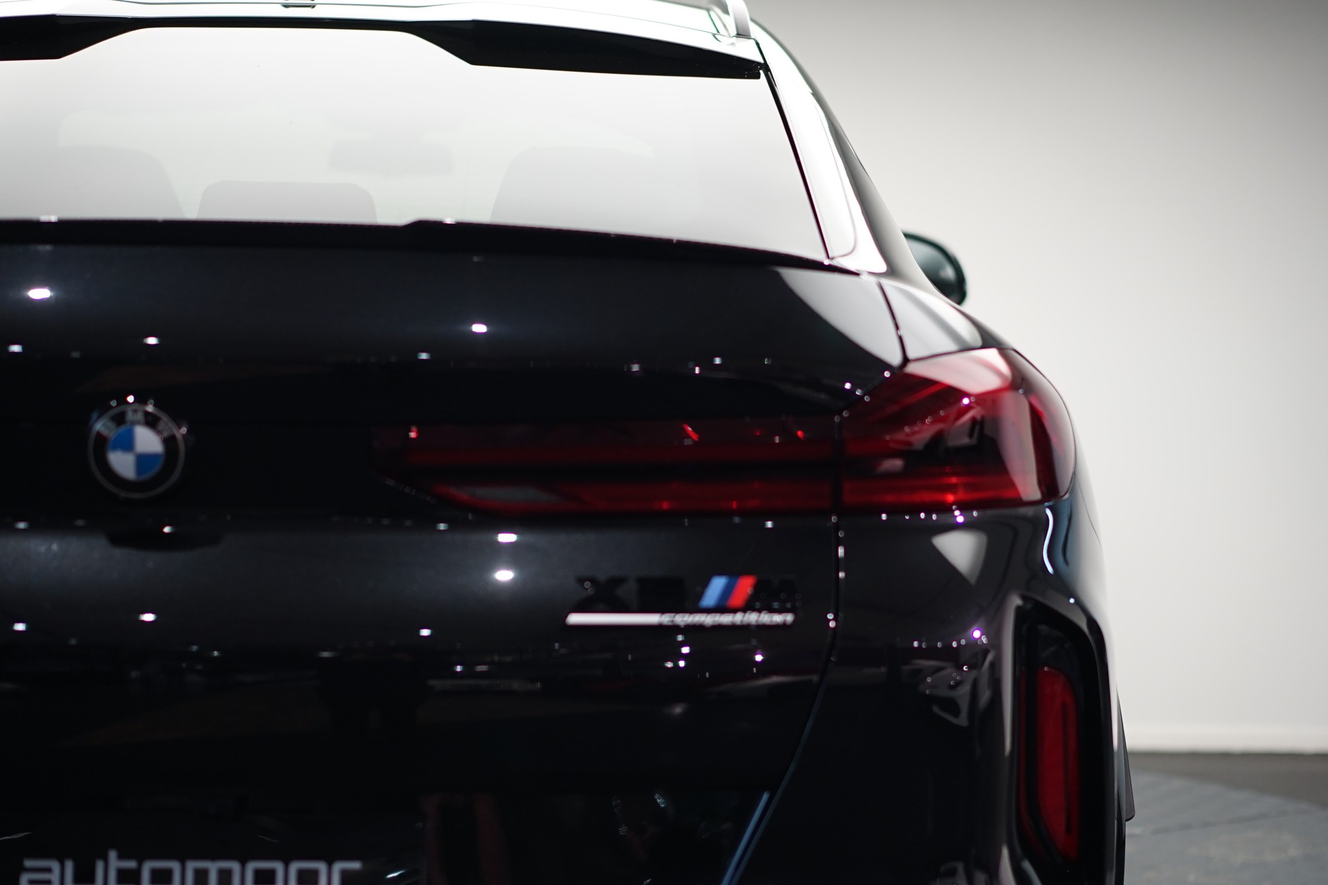 BMW X6M Steptronic M Competition *CH-Fahrzeug* *Carbon* *B&W*-image-10