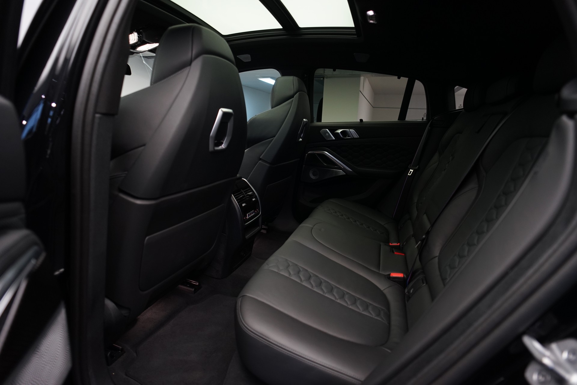 BMW X6M Steptronic M Competition *CH-Fahrzeug* *Carbon* *B&W*-image-18
