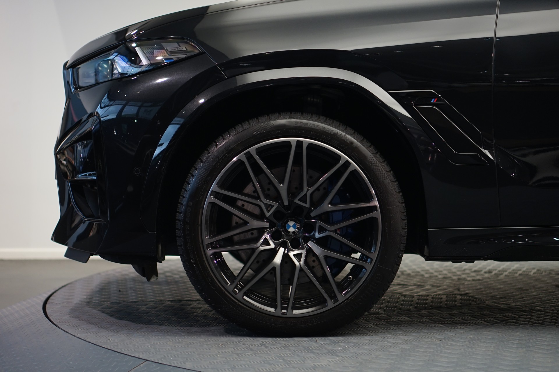 BMW X6M Steptronic M Competition *CH-Fahrzeug* *Carbon* *B&W*-image-11