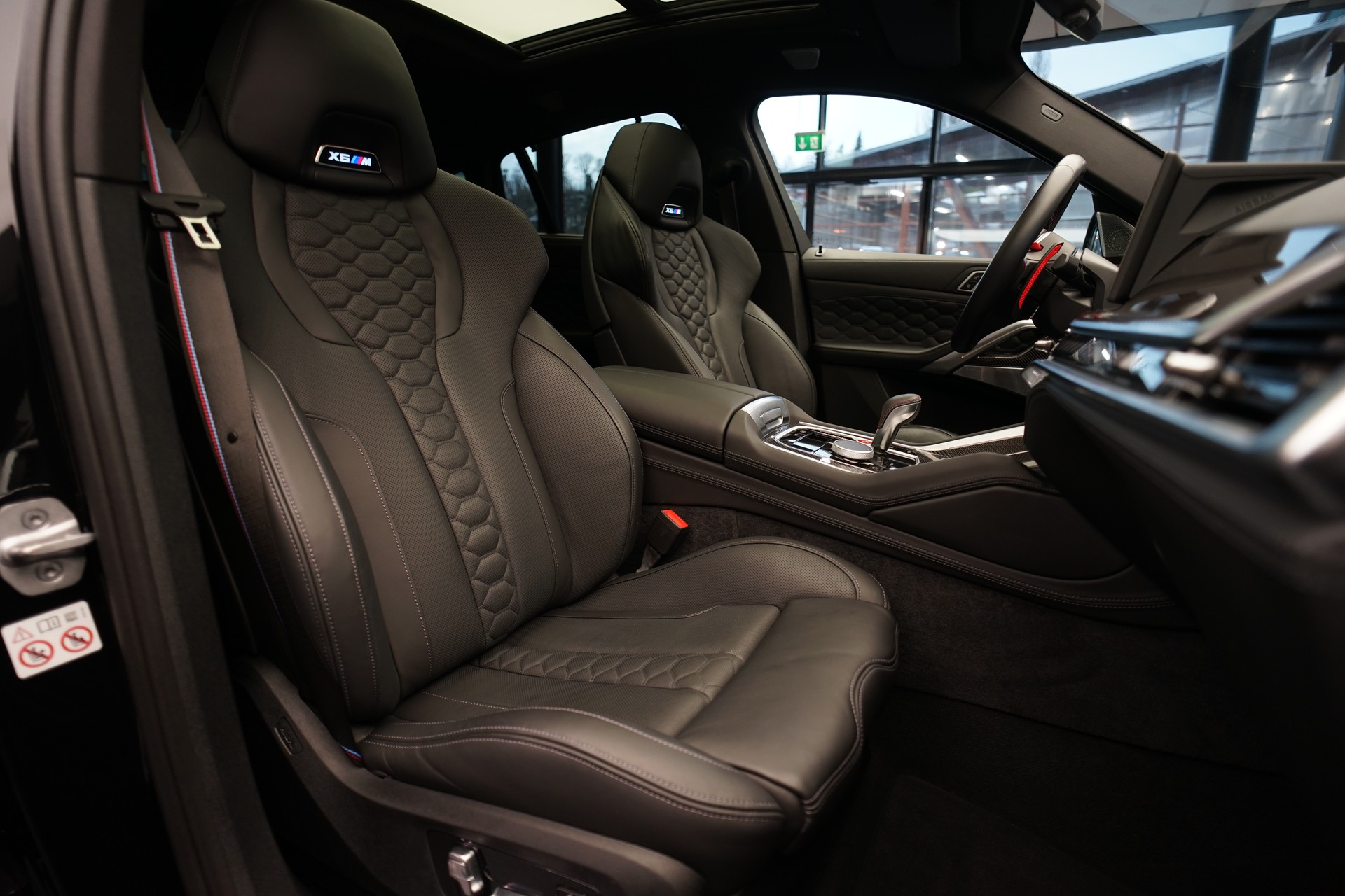 BMW X6M Steptronic M Competition *CH-Fahrzeug* *Carbon* *B&W*-image-15