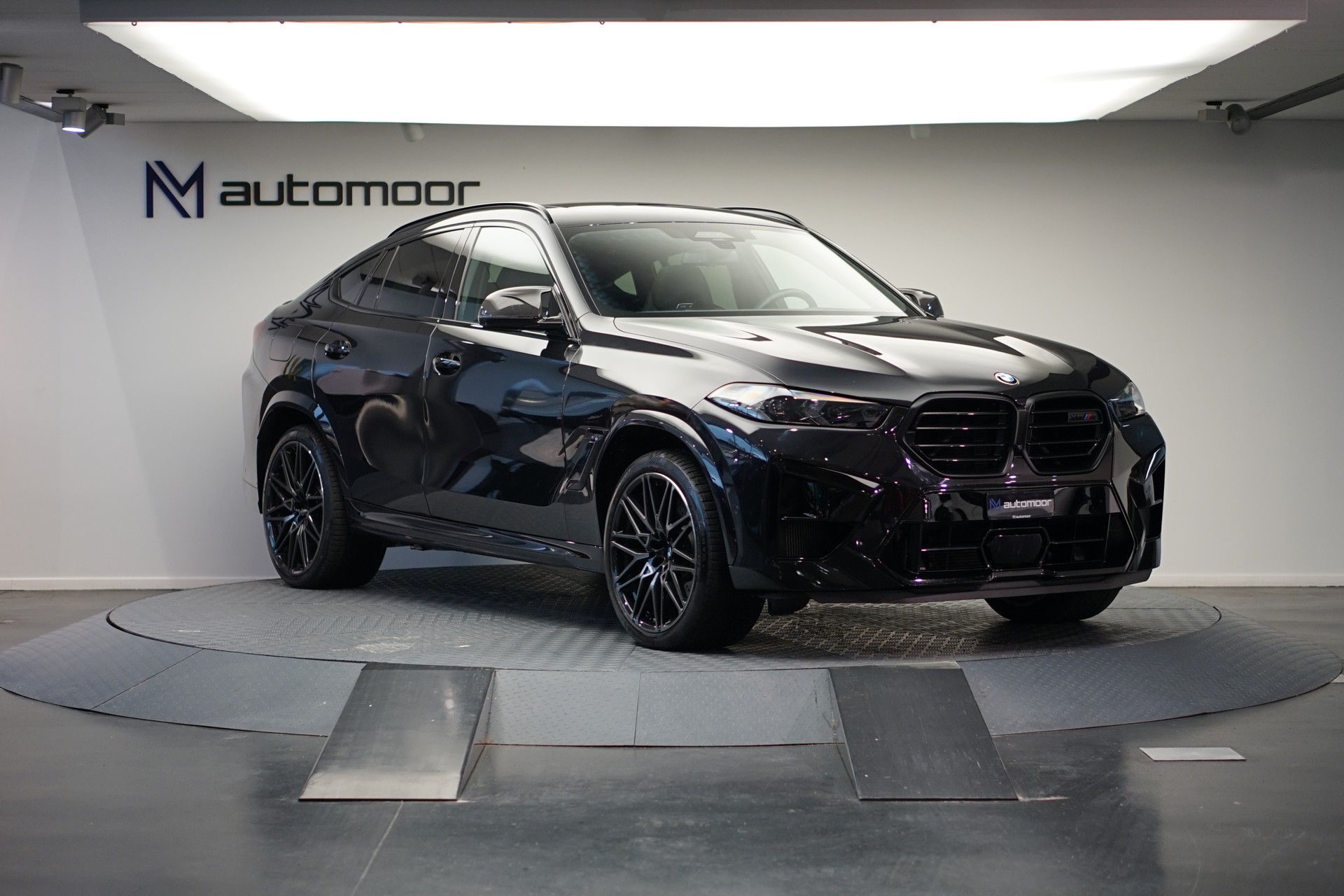 BMW X6M Steptronic M Competition *CH-Fahrzeug* *Carbon* *B&W*-showroom-element-2