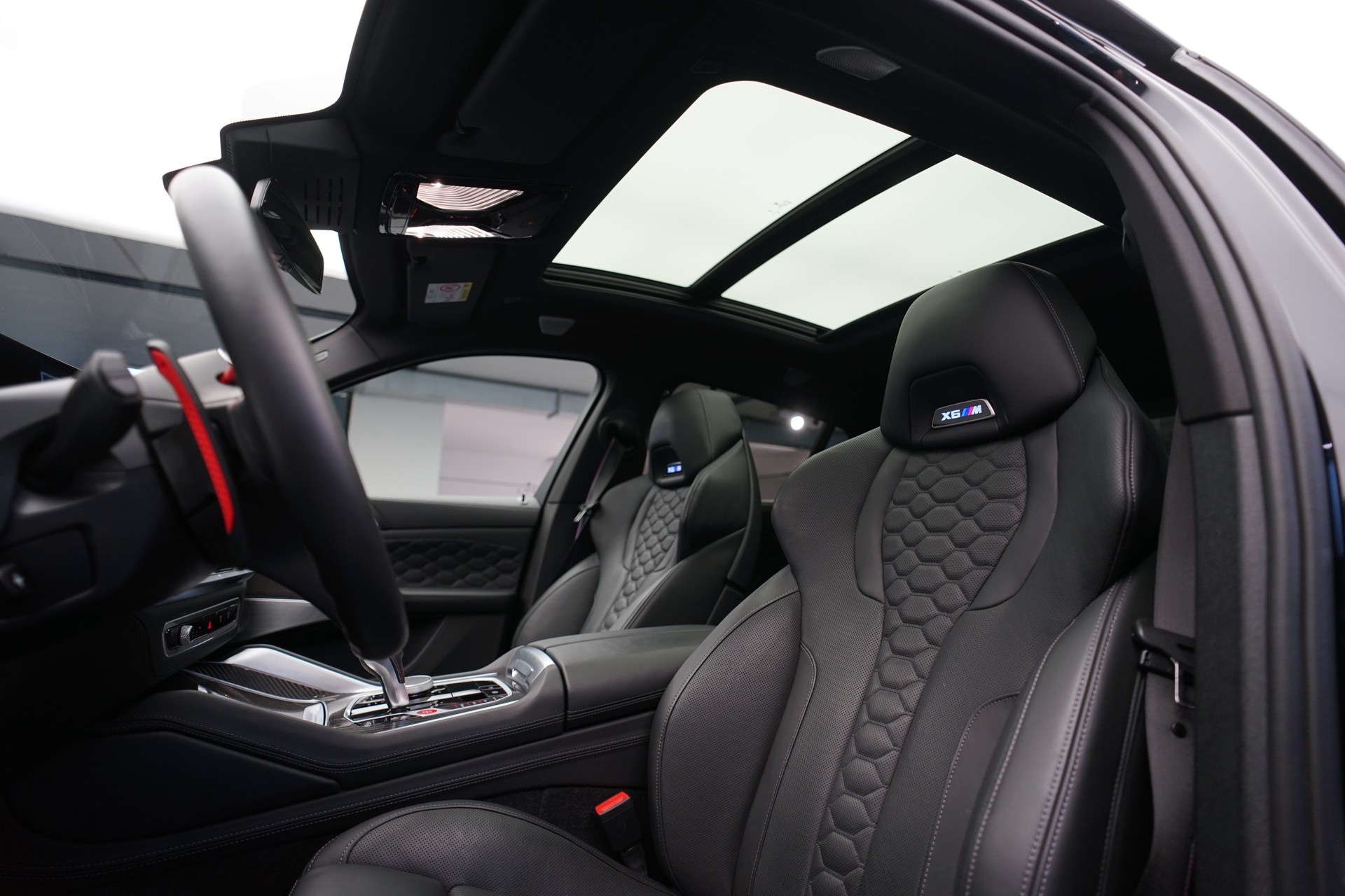 BMW X6M Steptronic M Competition *CH-Fahrzeug* *Carbon* *B&W*-image-17