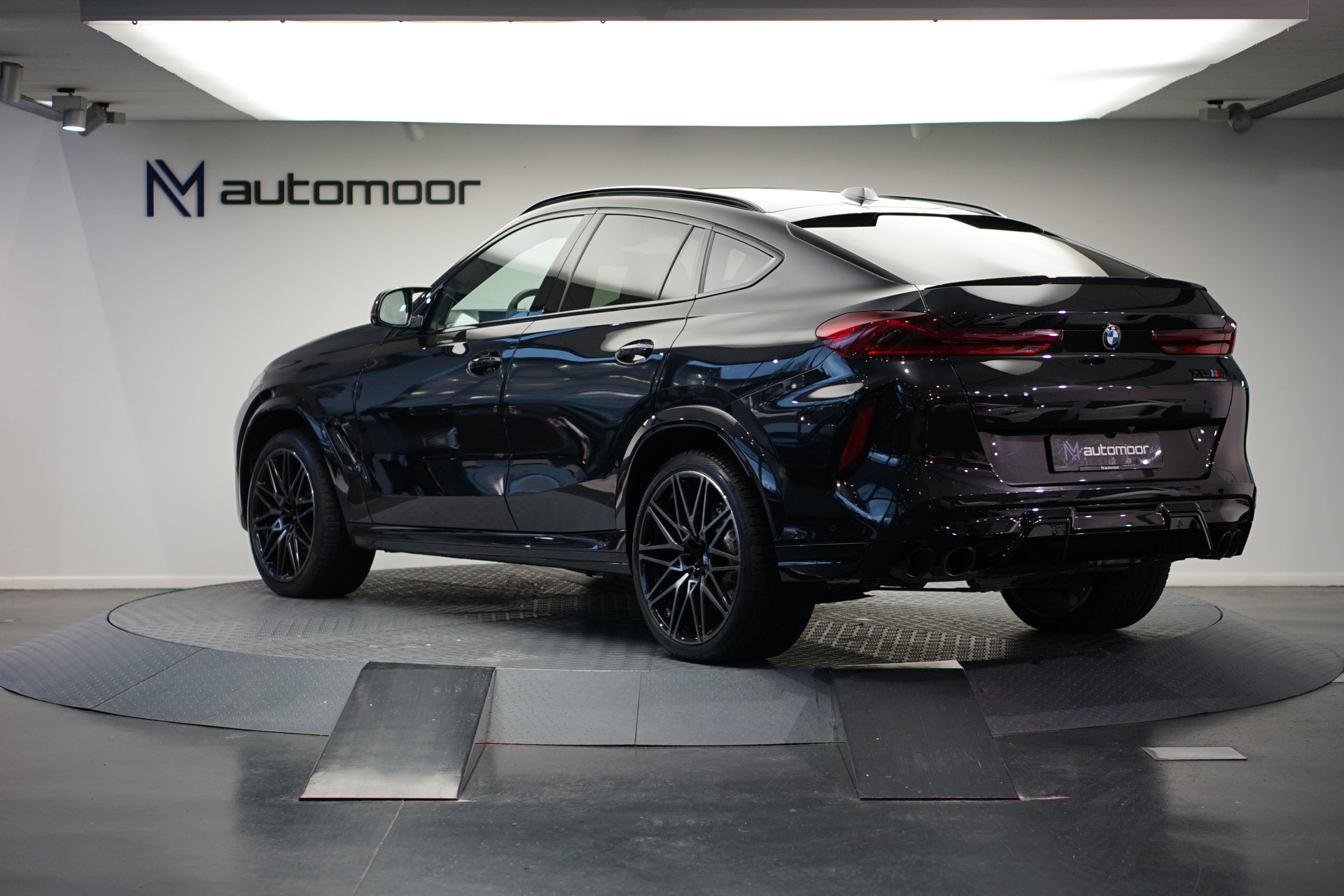 BMW X6M Steptronic M Competition *CH-Fahrzeug* *Carbon* *B&W*-image-6