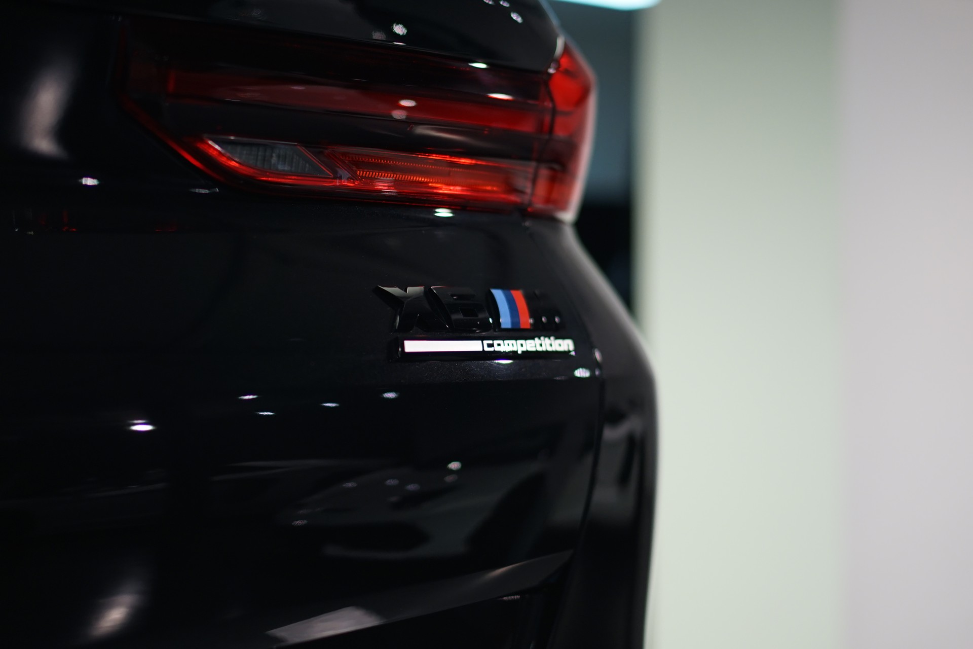 BMW X6M Steptronic M Competition *CH-Fahrzeug* *Carbon* *B&W*-image-38