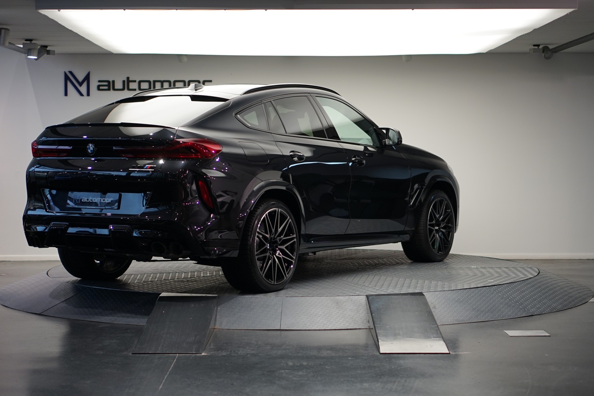 BMW X6M Steptronic M Competition *CH-Fahrzeug* *Carbon* *B&W*-image-4