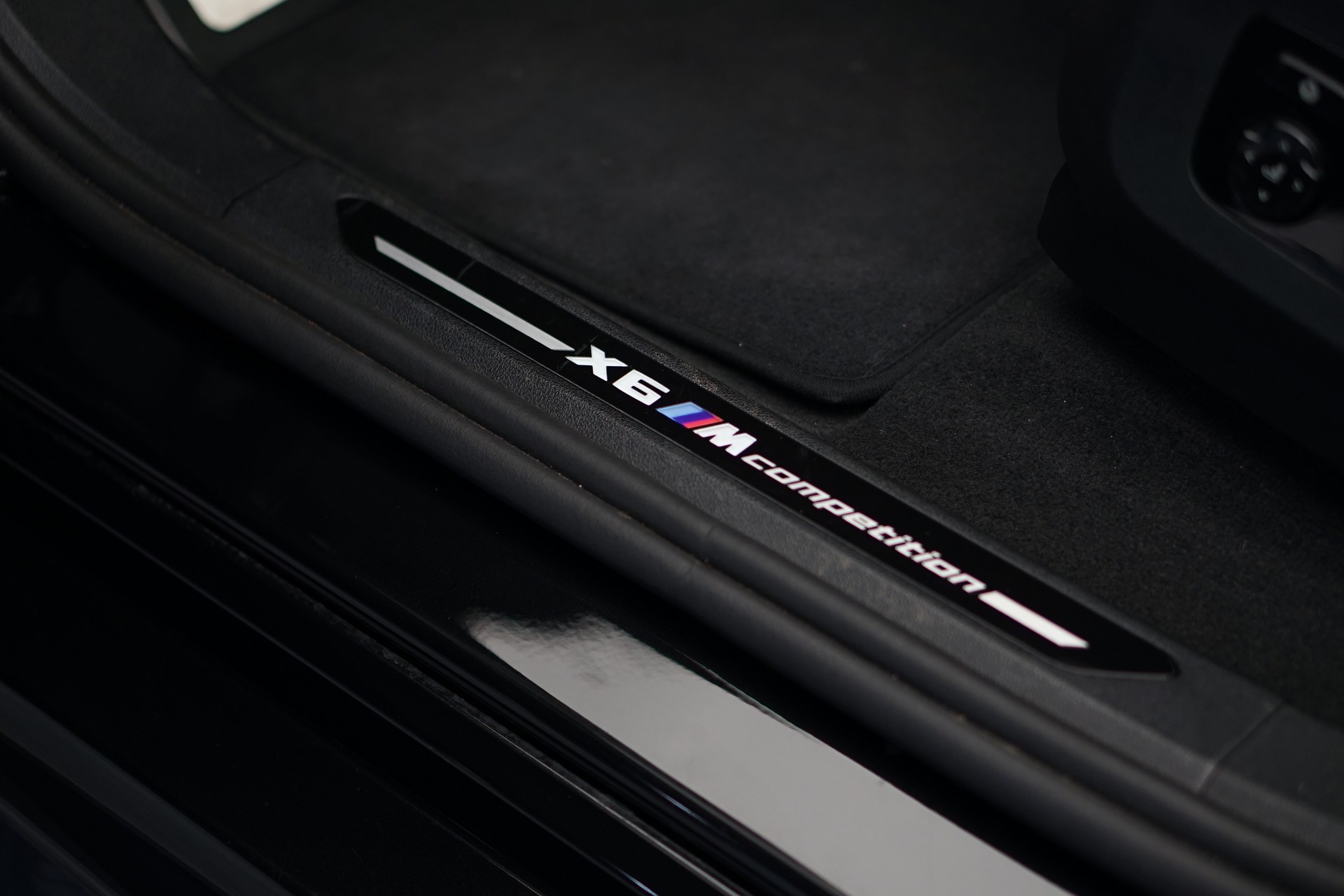 BMW X6M Steptronic M Competition *CH-Fahrzeug* *Carbon* *B&W*-image-32