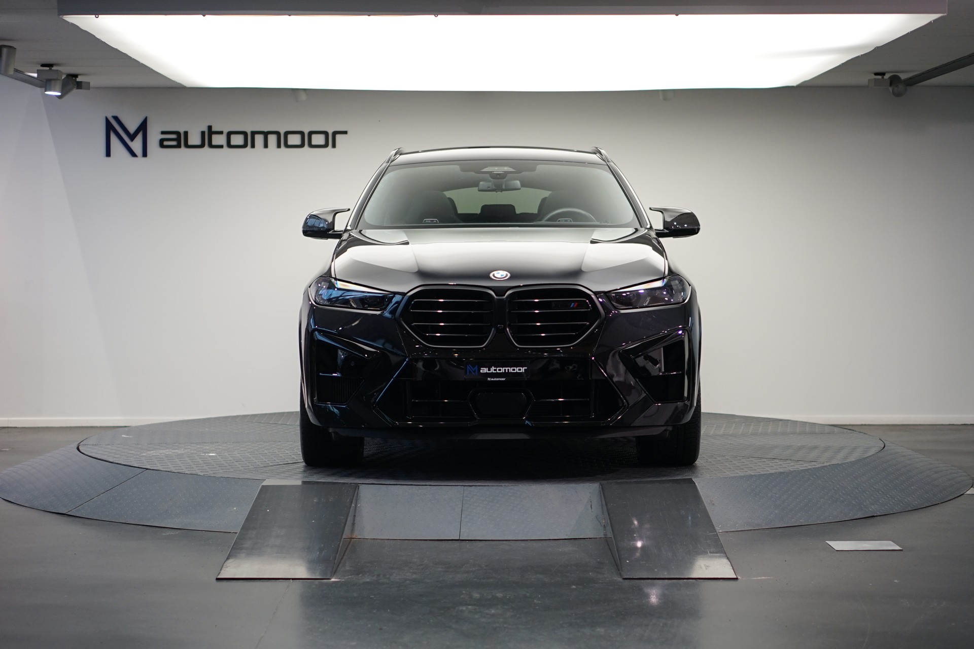 BMW X6M Steptronic M Competition *CH-Fahrzeug* *Carbon* *B&W*-showroom-element-1