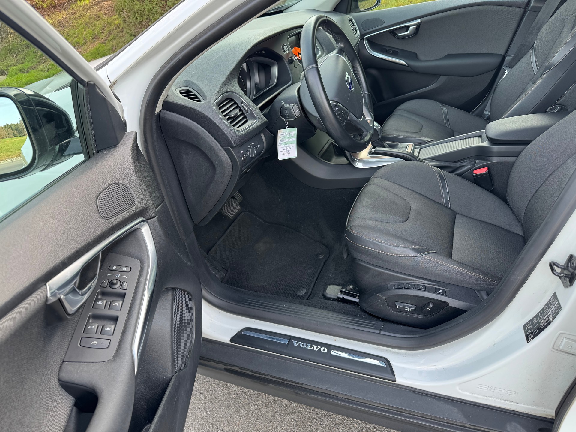 VOLVO V40 Cross Country T5 AWD Momentum Geartronic-image-7