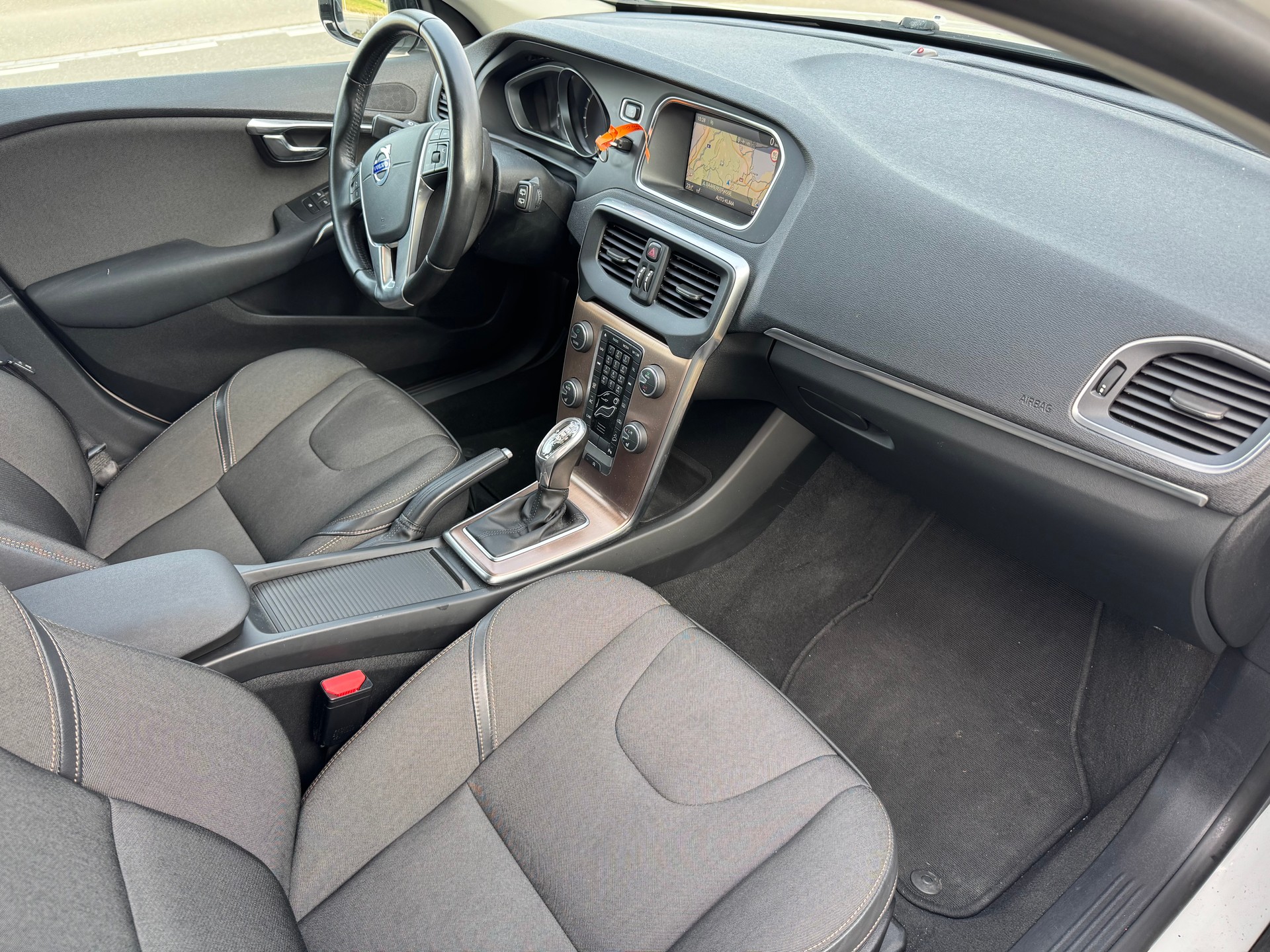 VOLVO V40 Cross Country T5 AWD Momentum Geartronic-image-10