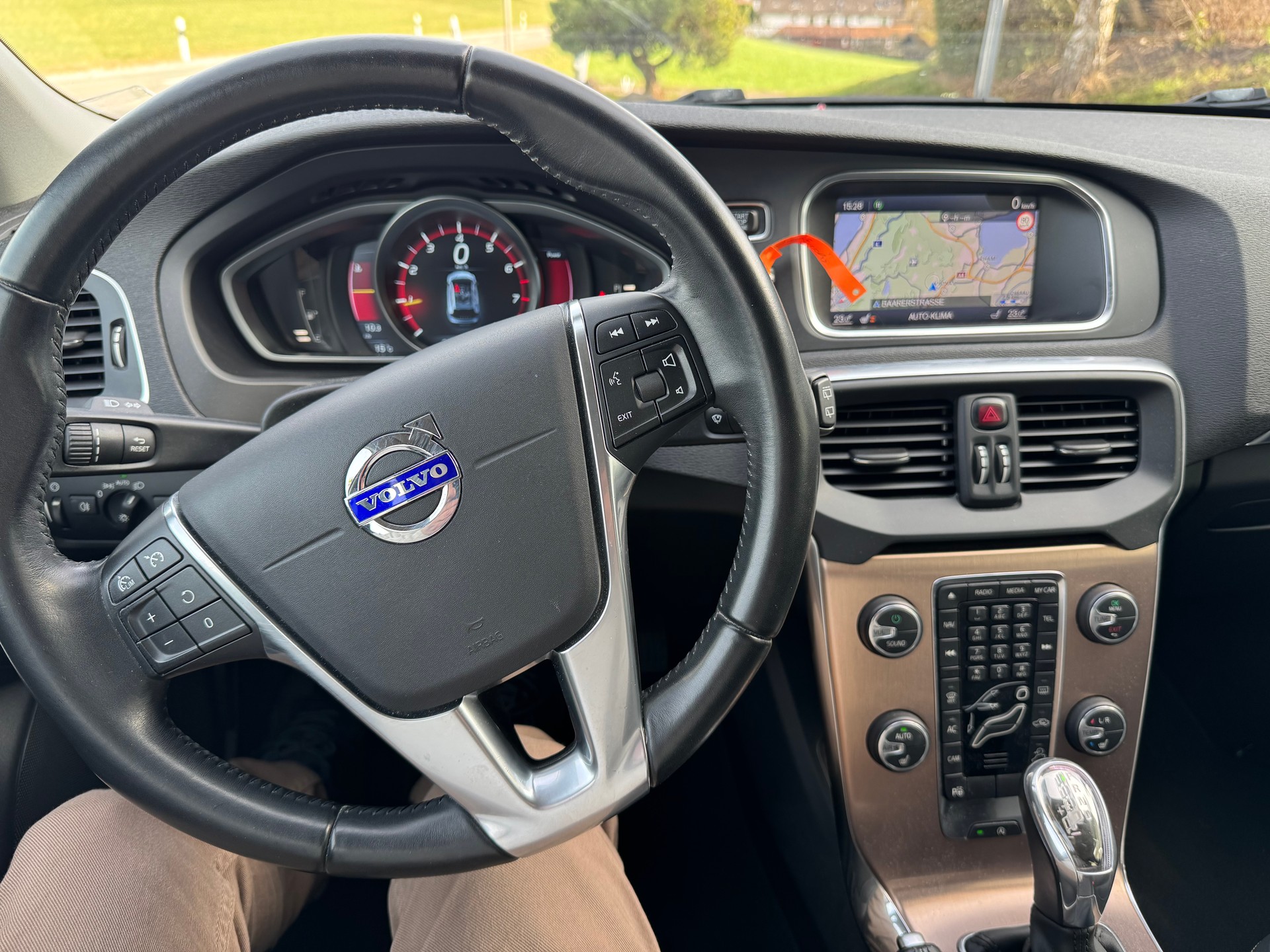 VOLVO V40 Cross Country T5 AWD Momentum Geartronic-image-13