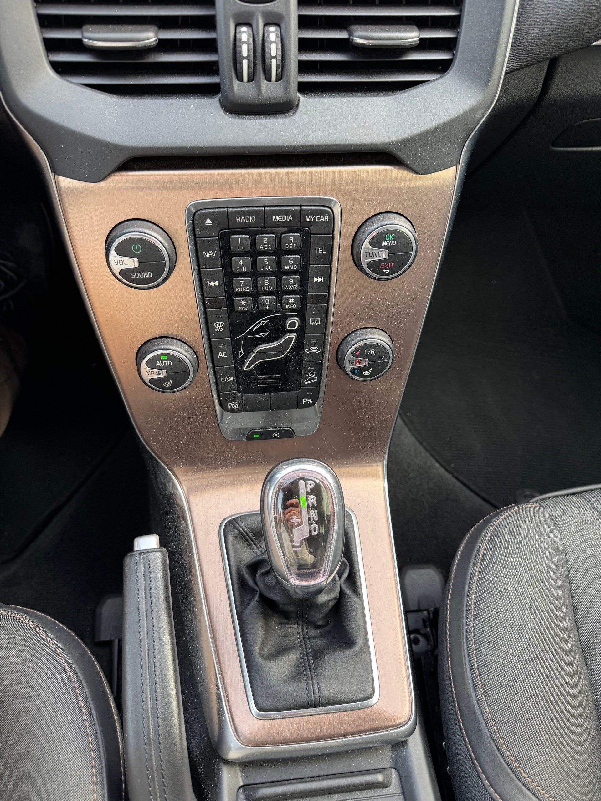VOLVO V40 Cross Country T5 AWD Momentum Geartronic-image-11