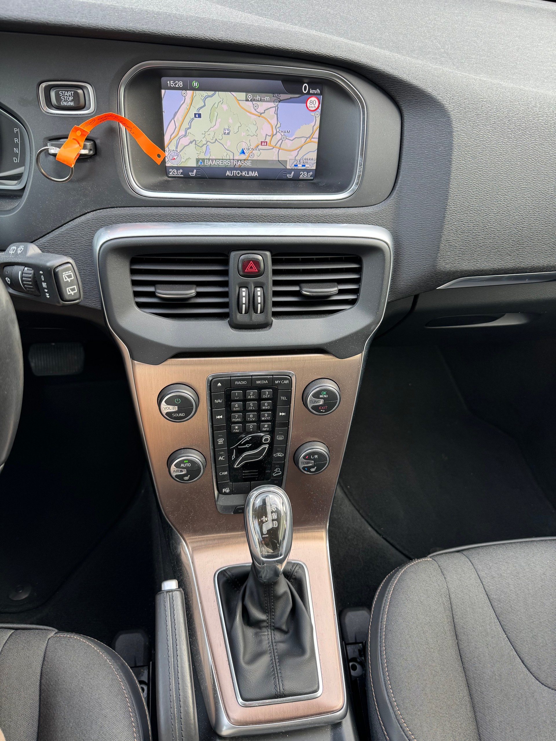 VOLVO V40 Cross Country T5 AWD Momentum Geartronic-image-12