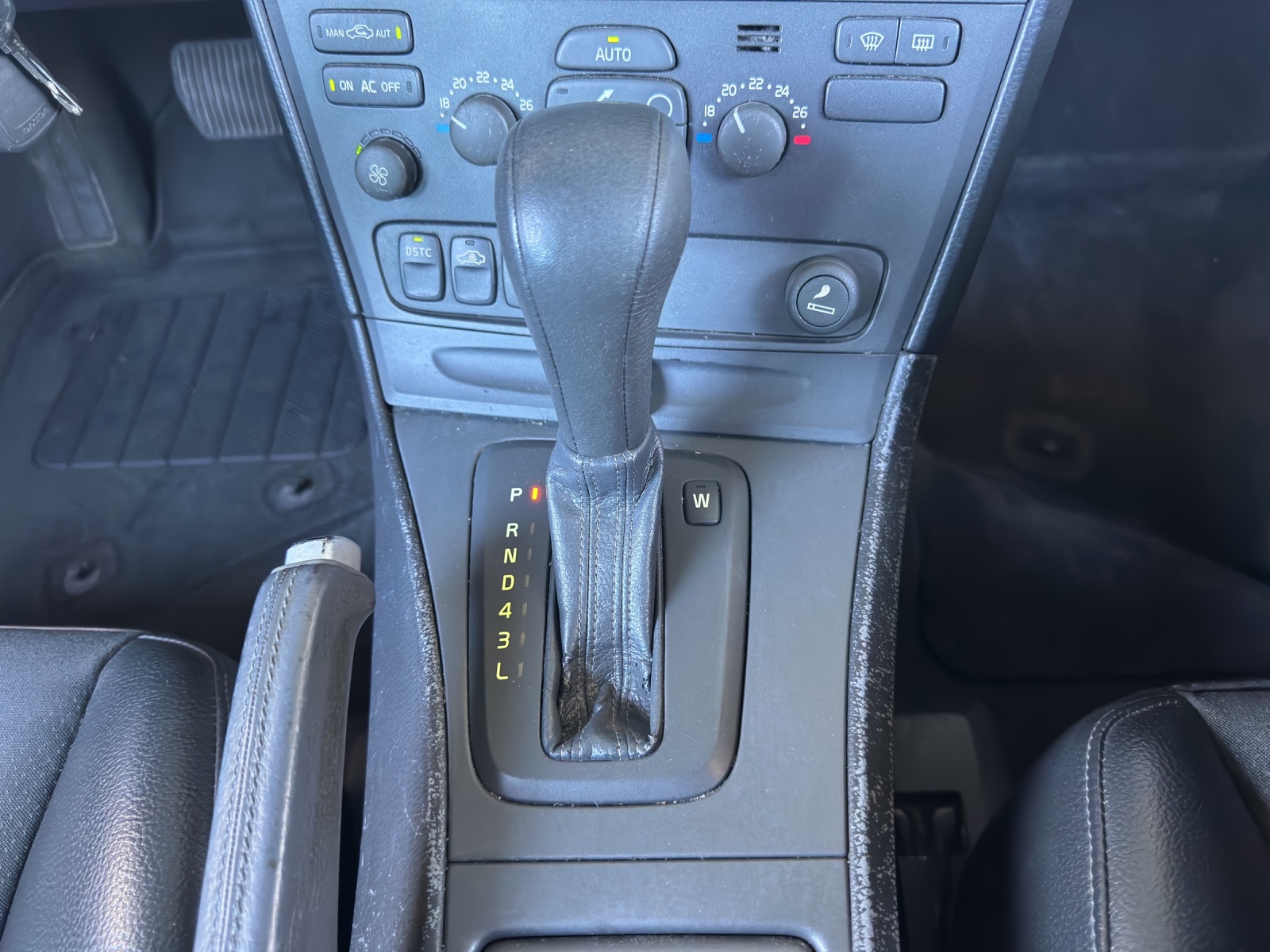 VOLVO V70 2.0T-image-10