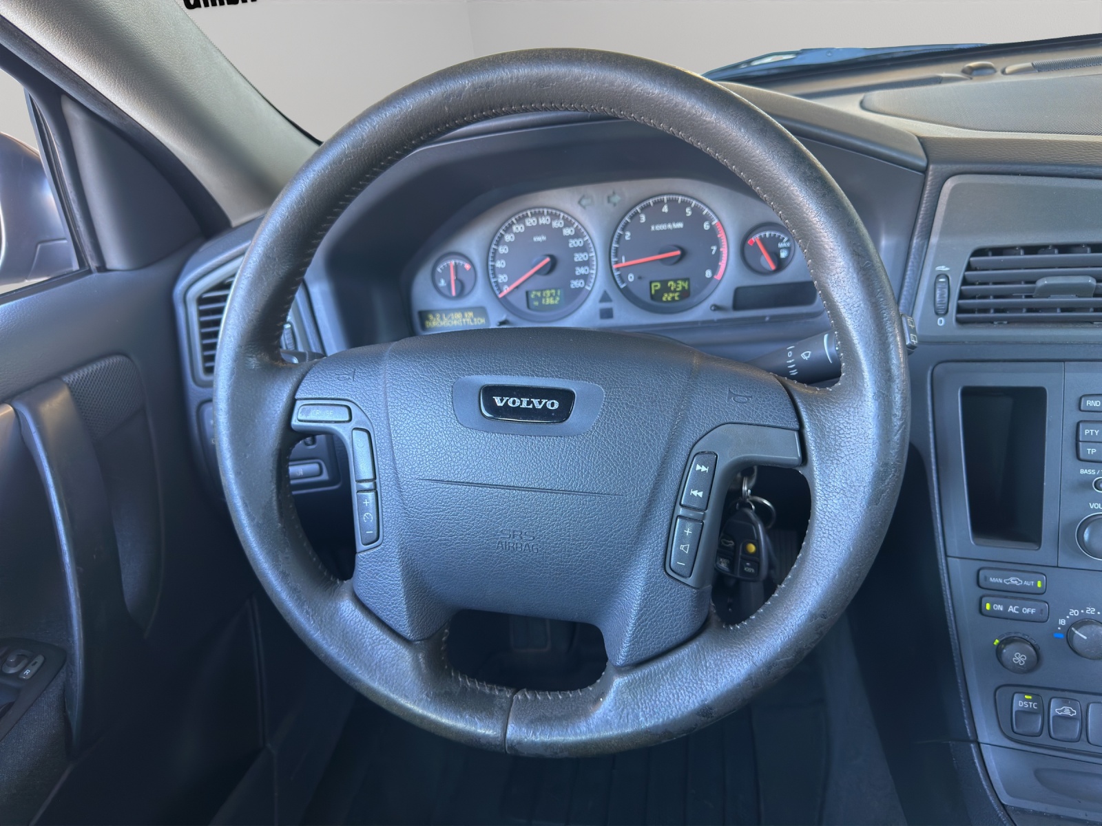 VOLVO V70 2.0T-image-11