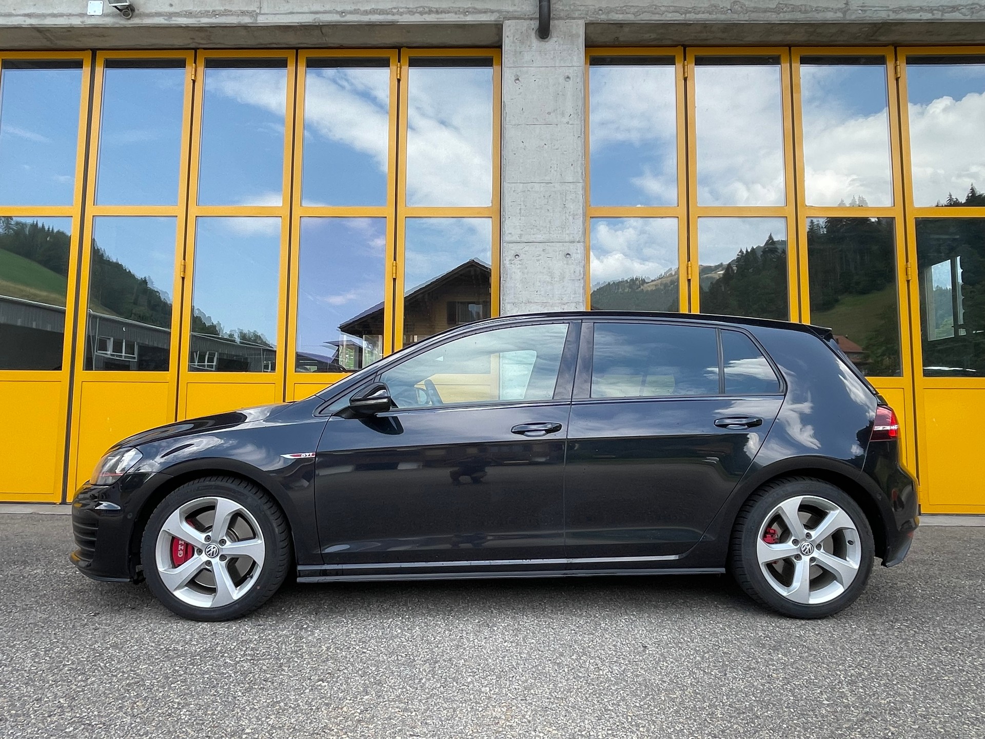 VW Golf 2.0 TSI GTI Performance DSG-image-2