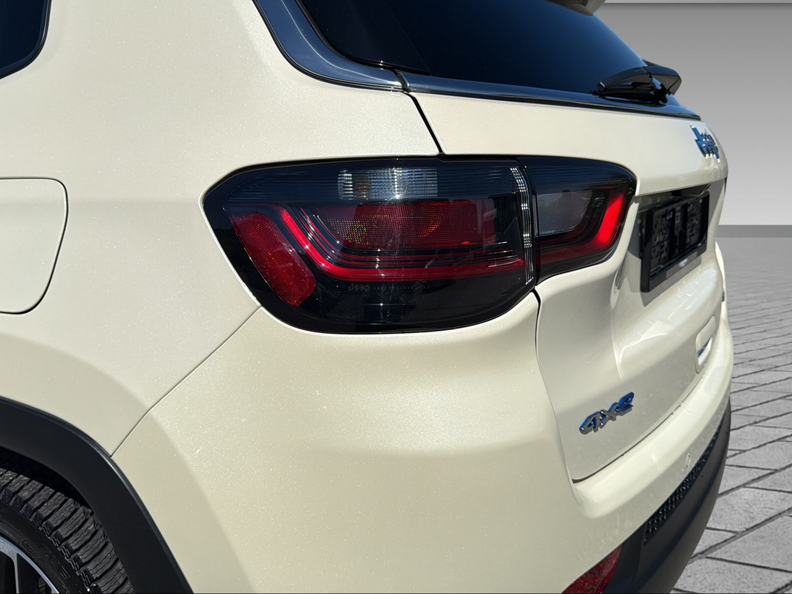 JEEP Compass 1.3 Limited Plus 4xe-showroom-element-3