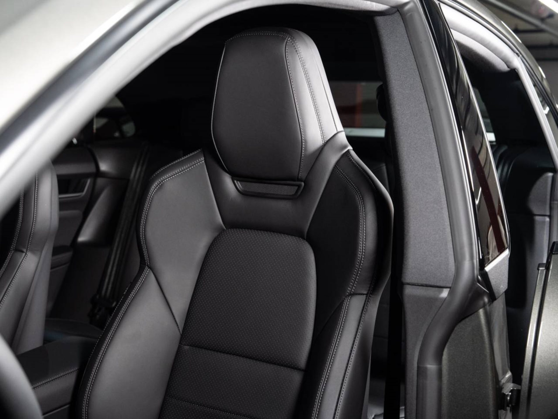 PORSCHE Macan 4-image-13