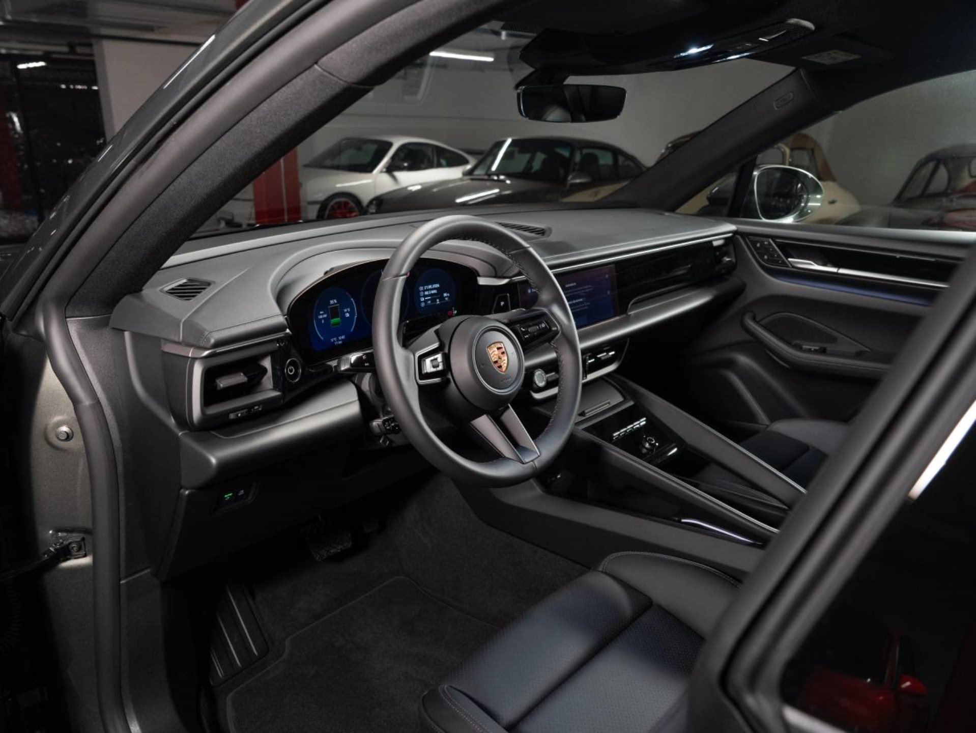 PORSCHE Macan 4-showroom-element-3
