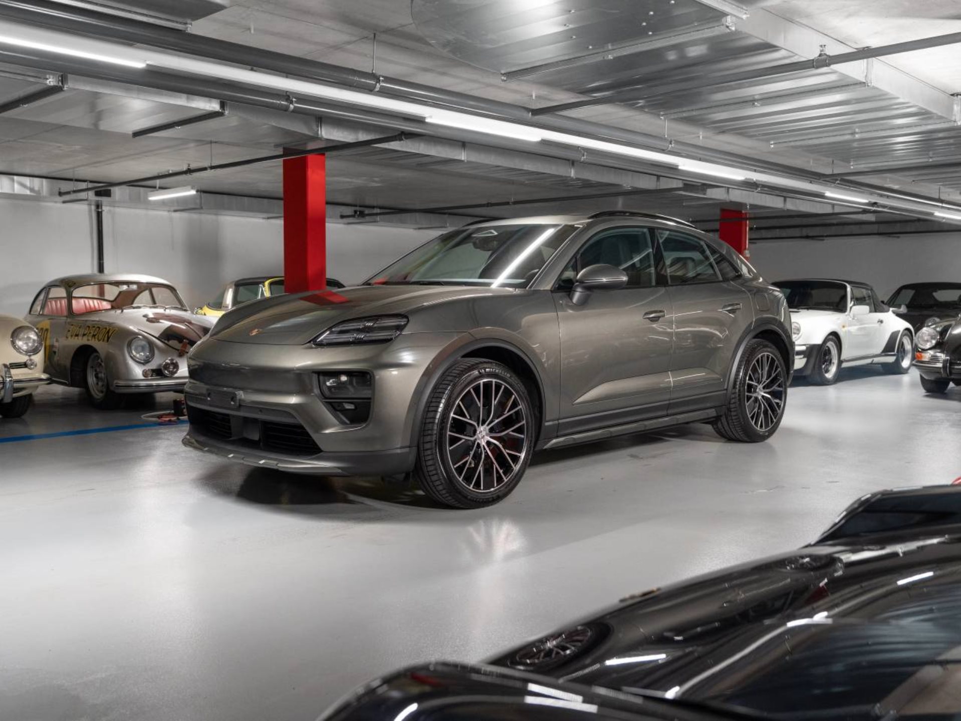 PORSCHE Macan 4